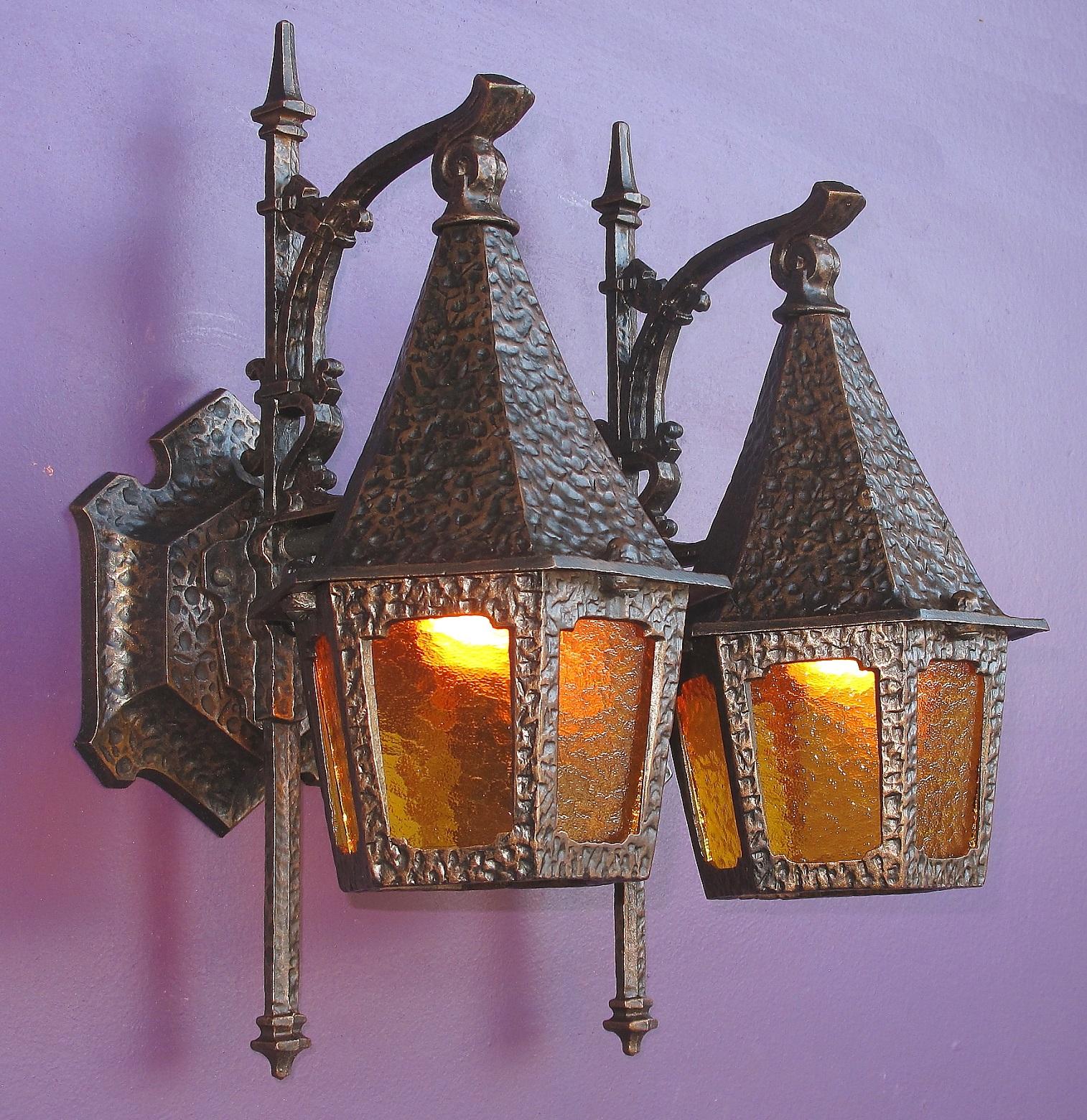 Peint Paire de lampes de porche de bungalow Tudor d'époque avec verre d'origine 