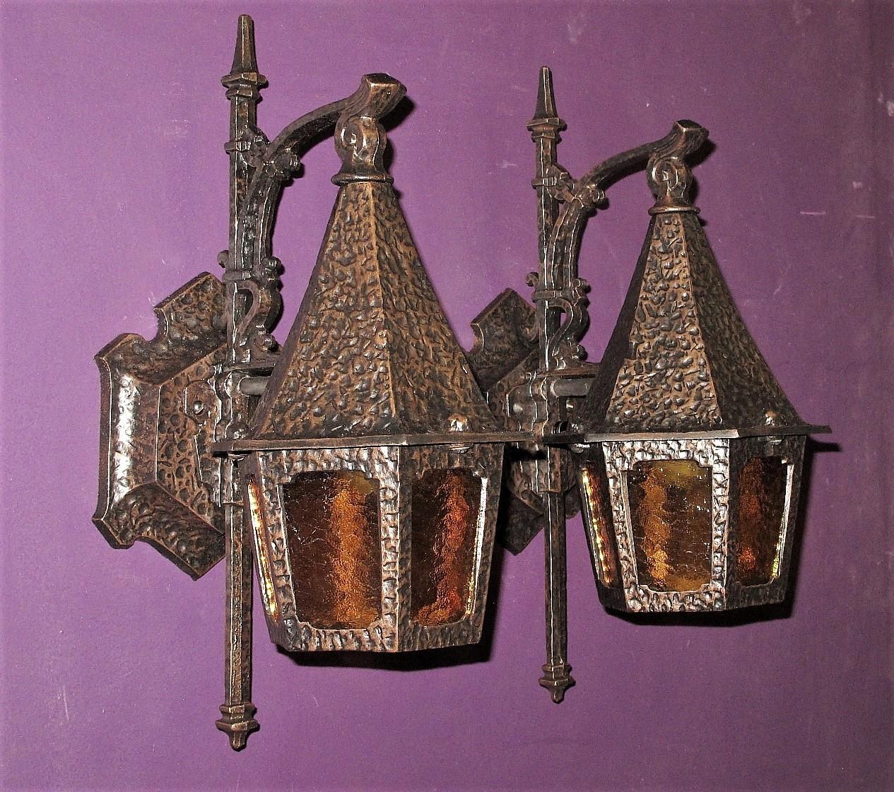 Paire de lampes de porche de bungalow Tudor d'époque avec verre d'origine  Bon état à Prescott, US