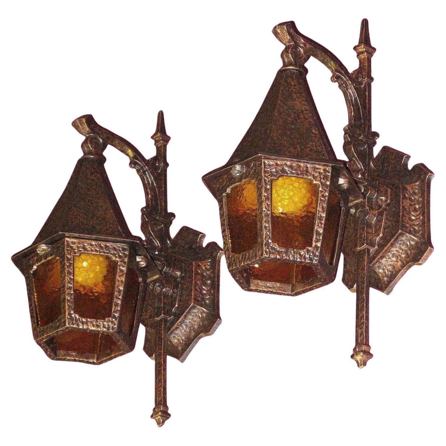 Paire de lampes de porche de bungalow Tudor d'époque avec verre d'origine 