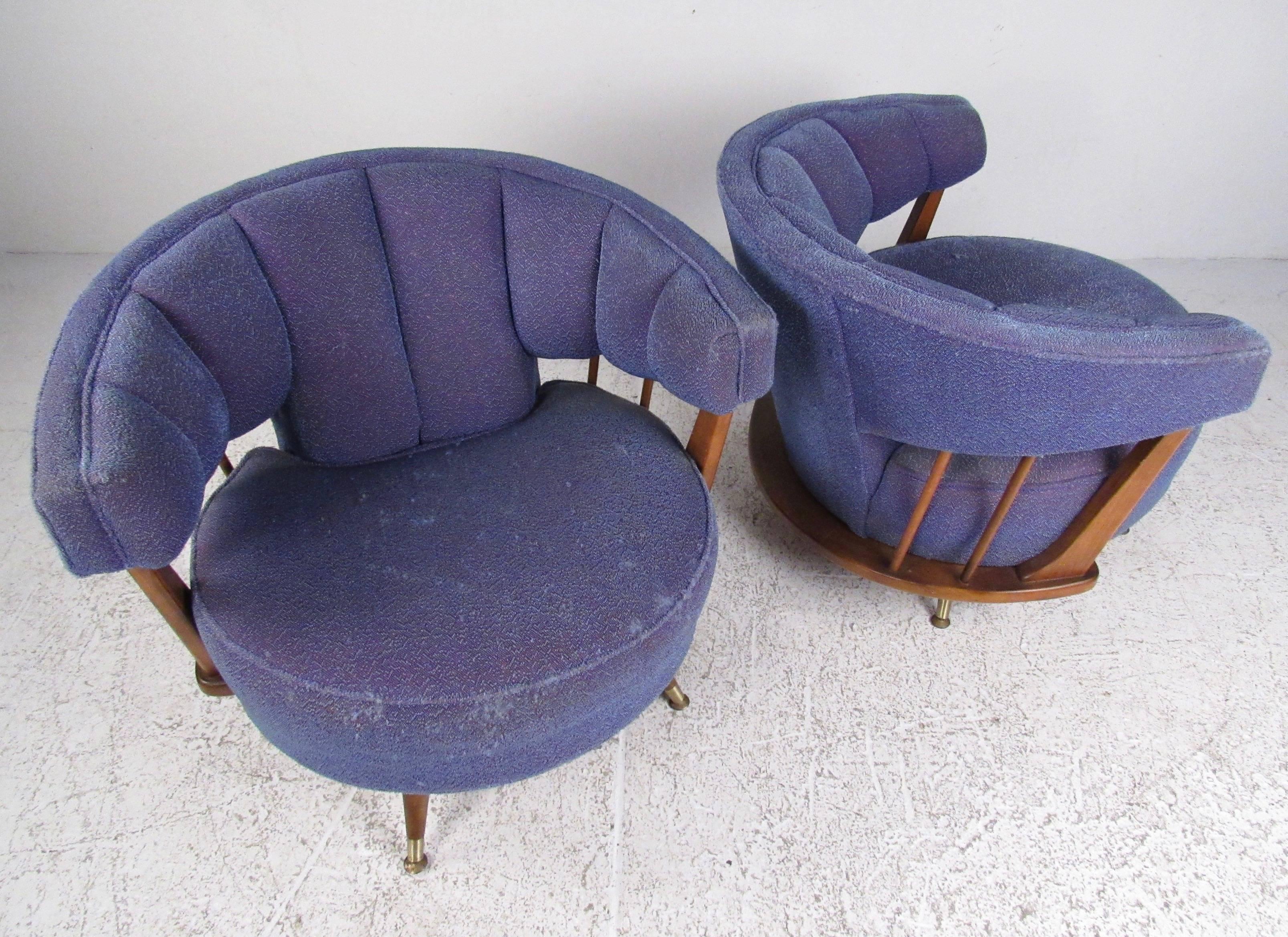 Mid-Century Modern Pair of Vintage Swivel Lounge Chairs