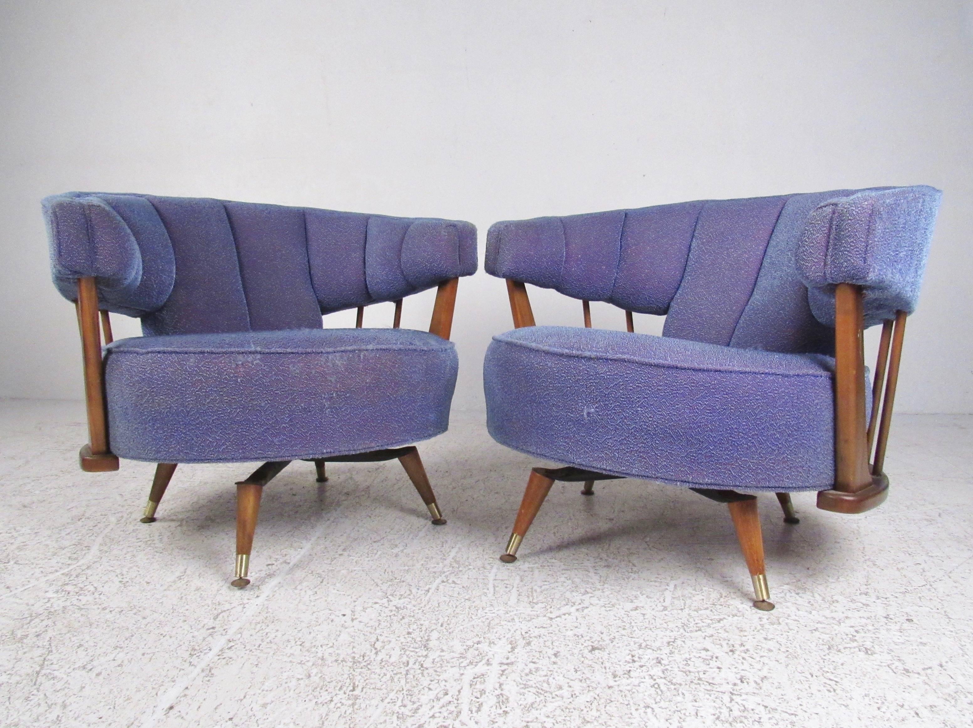 Pair of Vintage Swivel Lounge Chairs In Good Condition In Brooklyn, NY
