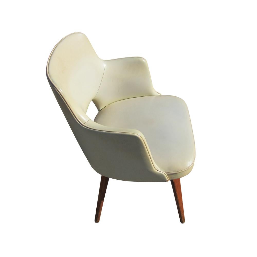 Thonet

Due rari  poltrone Thonet vintage. 
Rivestito in vinile bianco su basi in Wood.