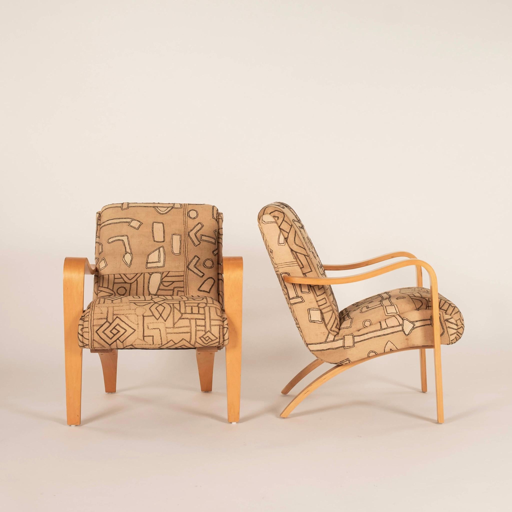 Ein Paar Thonet-Sessel im Vintage-Stil mit gebogenen Armen und Beinen aus blondem Holz. Diese Stühle sind neu gepolstert, neu gepolstert und mit afrikanischem Kuba-Stoff im Vintage-Stil bezogen.