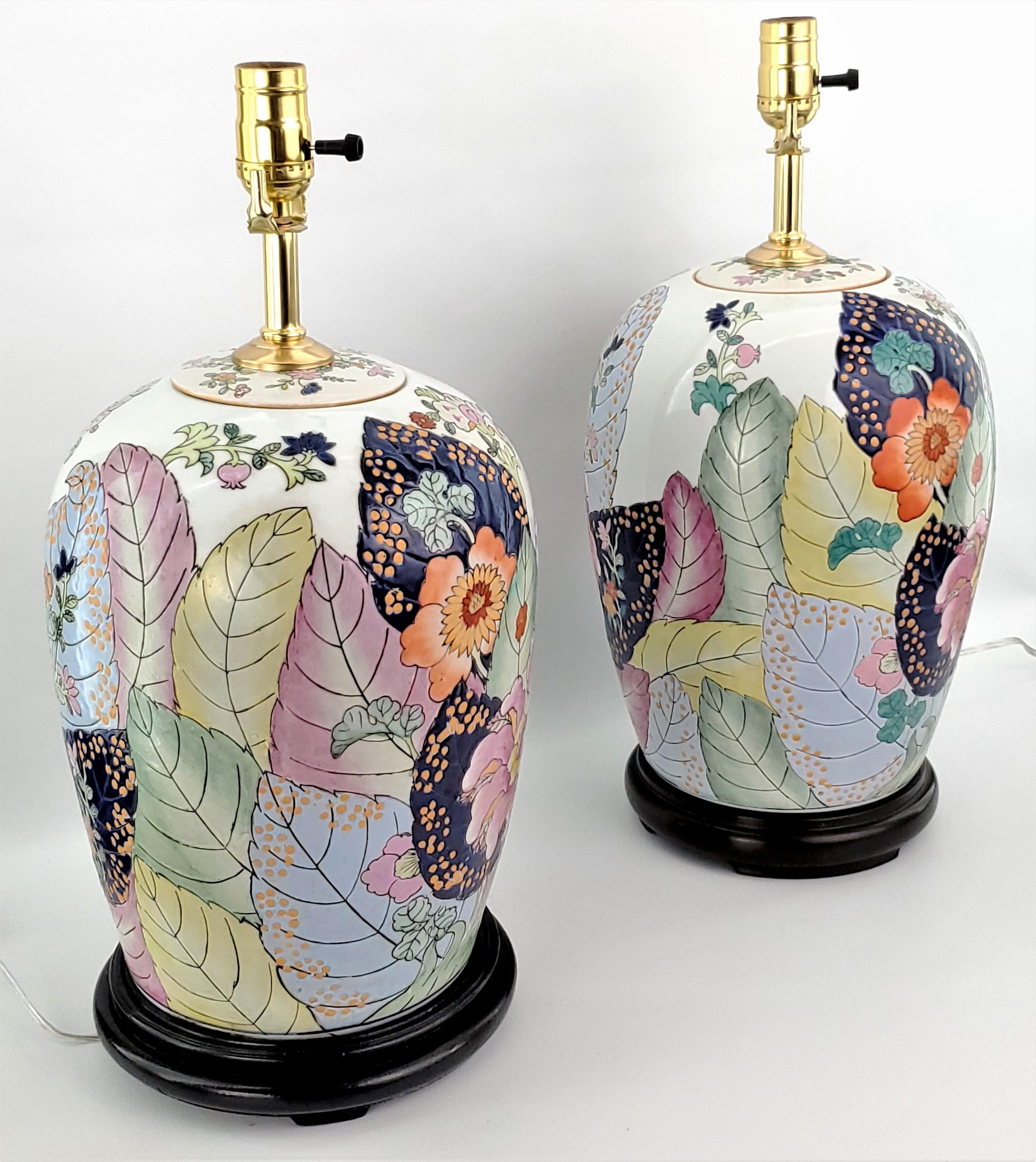 Chinoiseries Paire de lampes de bureau vintage en porcelaine chinoise peintes à la main en forme de feuilles de tabac en vente