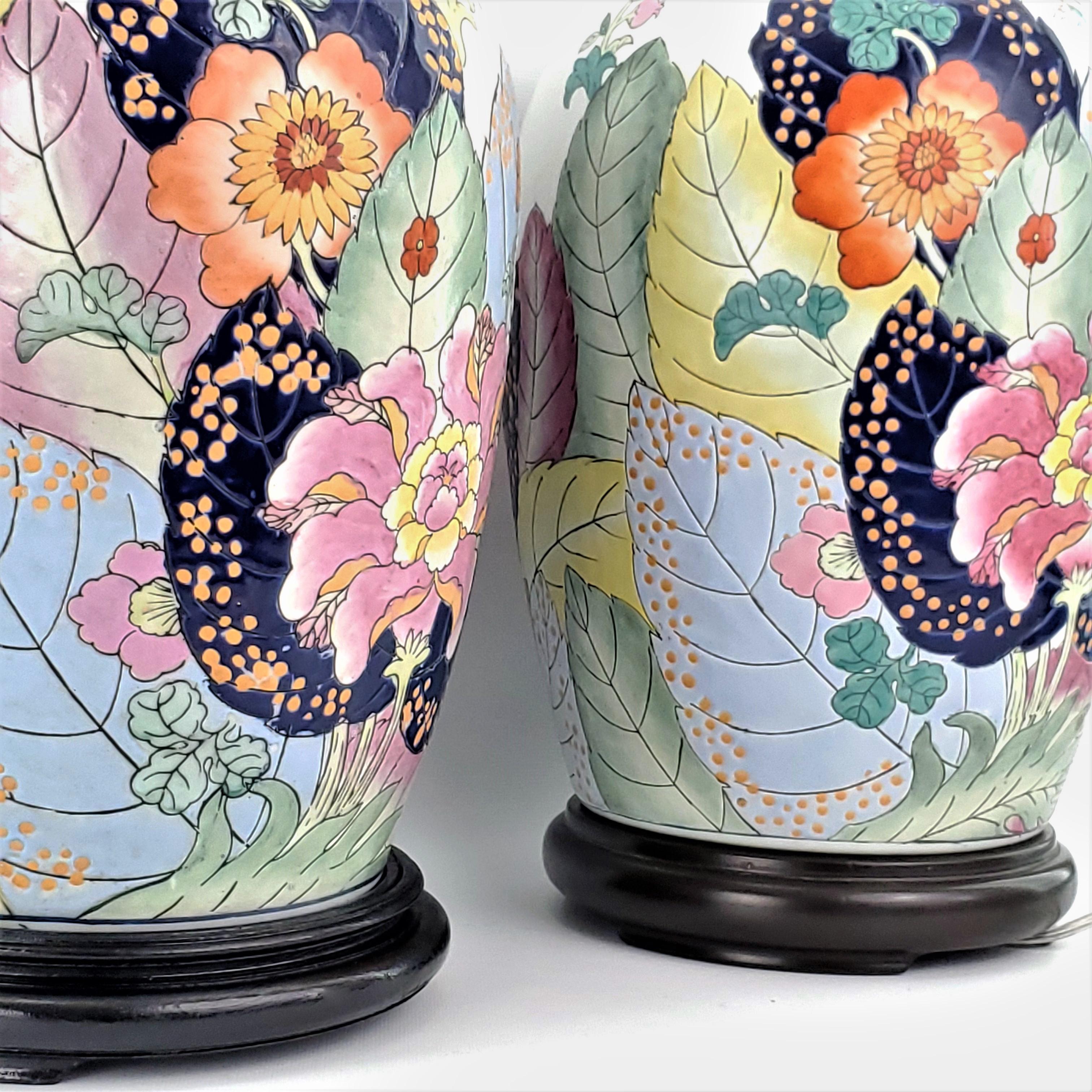 20ième siècle Paire de lampes de bureau vintage en porcelaine chinoise peintes à la main en forme de feuilles de tabac en vente