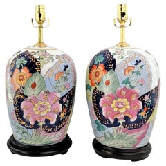 Paar chinesische Vintage-Tischlampen aus Porzellan mit handbemalter Tabakblattmalerei und Ingwergläsern aus Porzellan