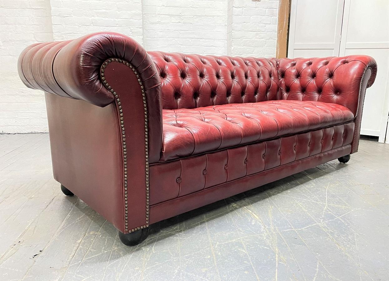 Pair Vintage Tufted Leather Chesterfield Sofas In Good Condition In New York, NY