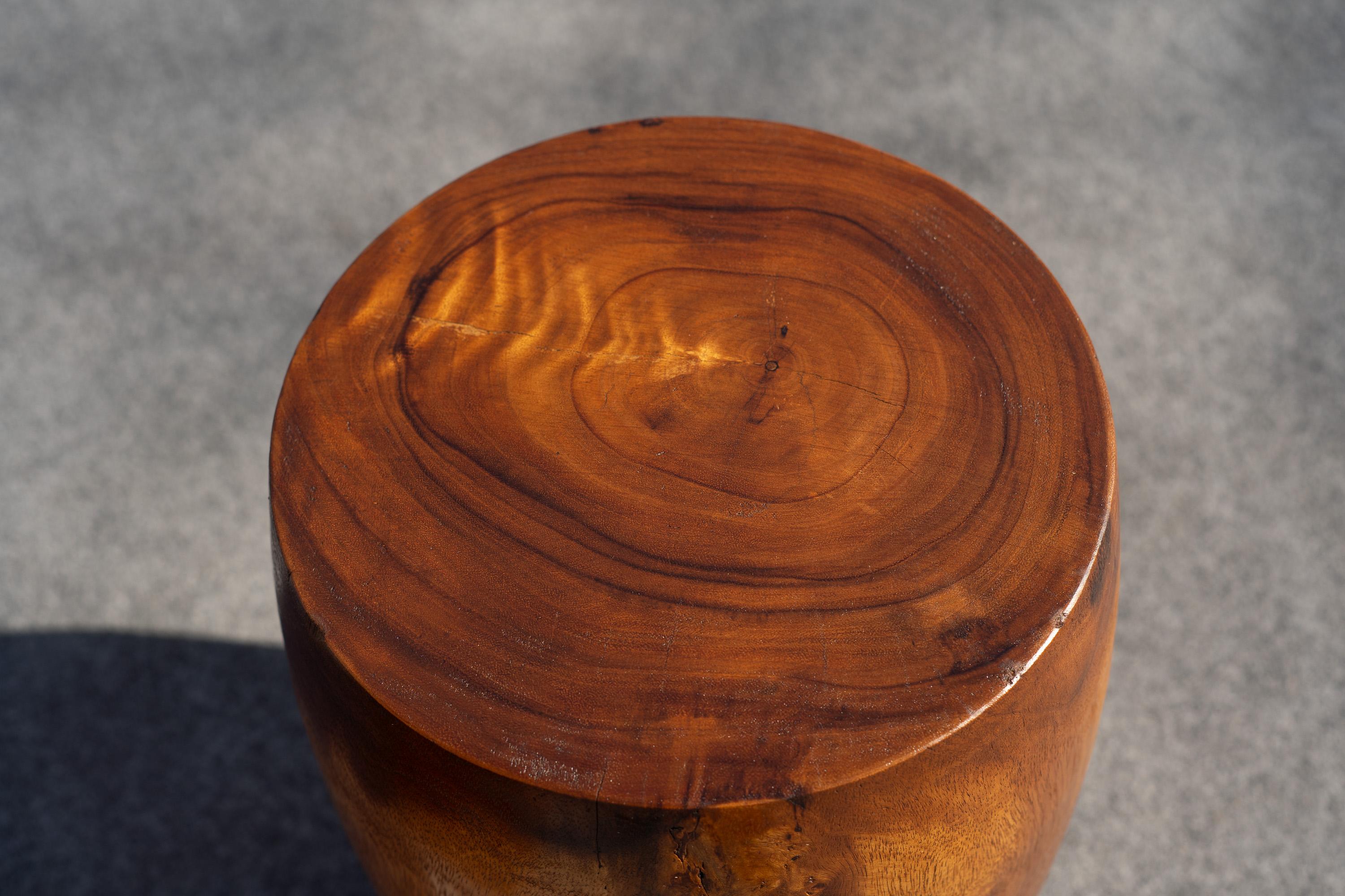 Paire de tables d'appoint ou tabourets d'époque en teck massif tourné, fabriqués par Studio en vente 2
