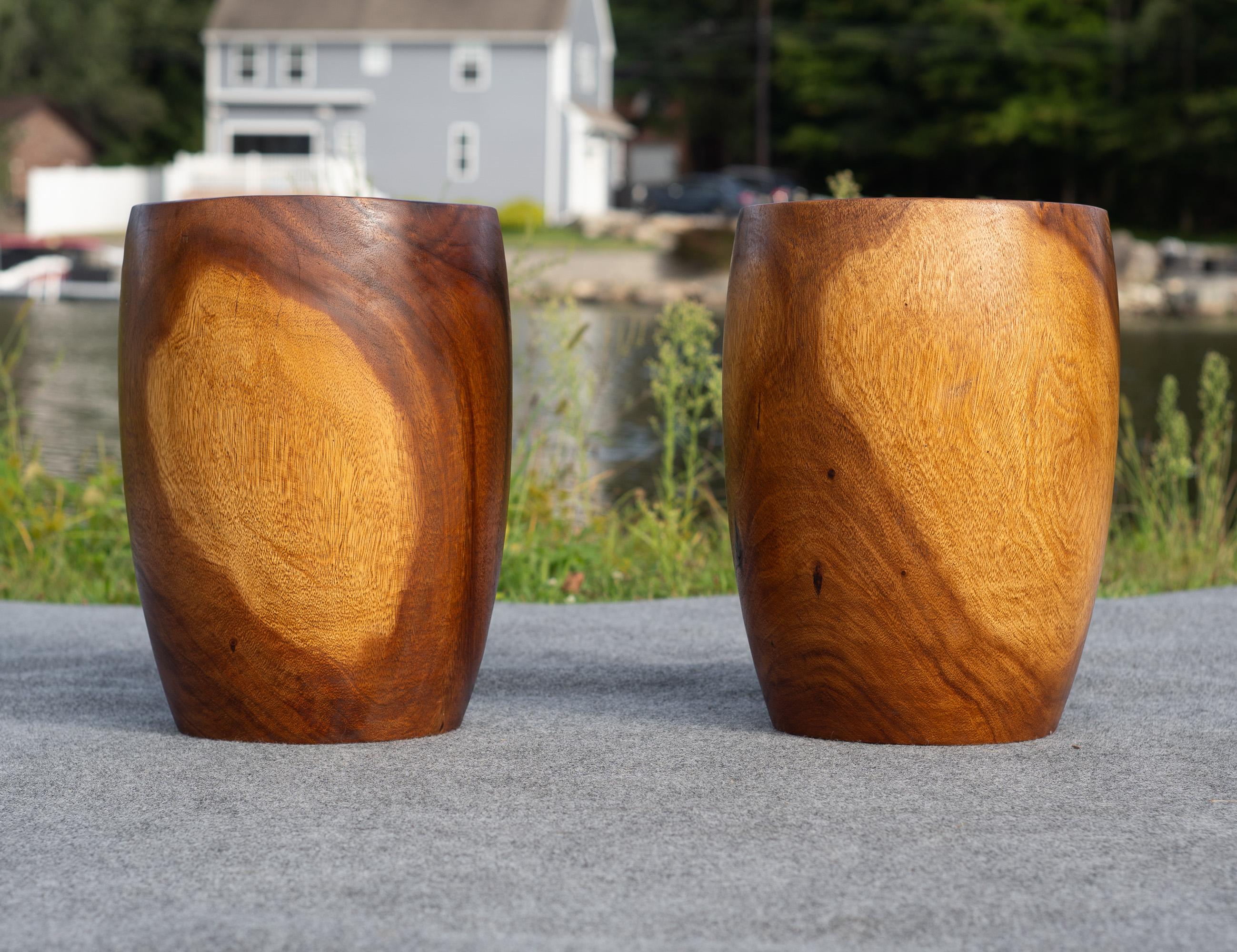 Sculpté Paire de tables d'appoint ou tabourets d'époque en teck massif tourné, fabriqués par Studio en vente