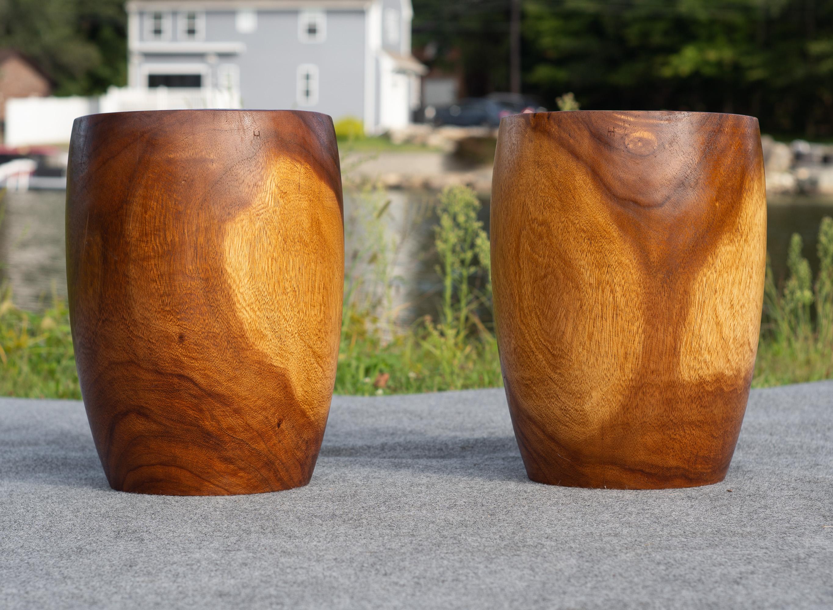 Paire de tables d'appoint ou tabourets d'époque en teck massif tourné, fabriqués par Studio Bon état - En vente à Philadelphia, PA