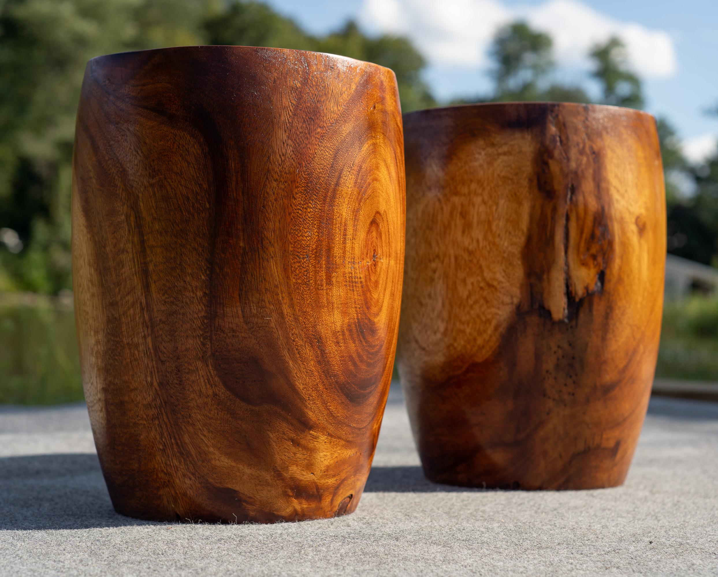 Teck Paire de tables d'appoint ou tabourets d'époque en teck massif tourné, fabriqués par Studio en vente