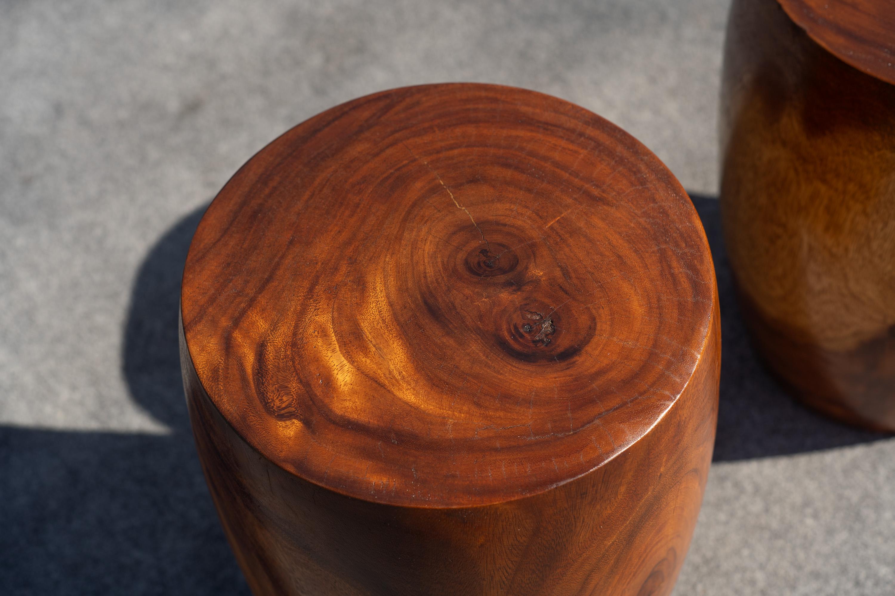 Paire de tables d'appoint ou tabourets d'époque en teck massif tourné, fabriqués par Studio en vente 1