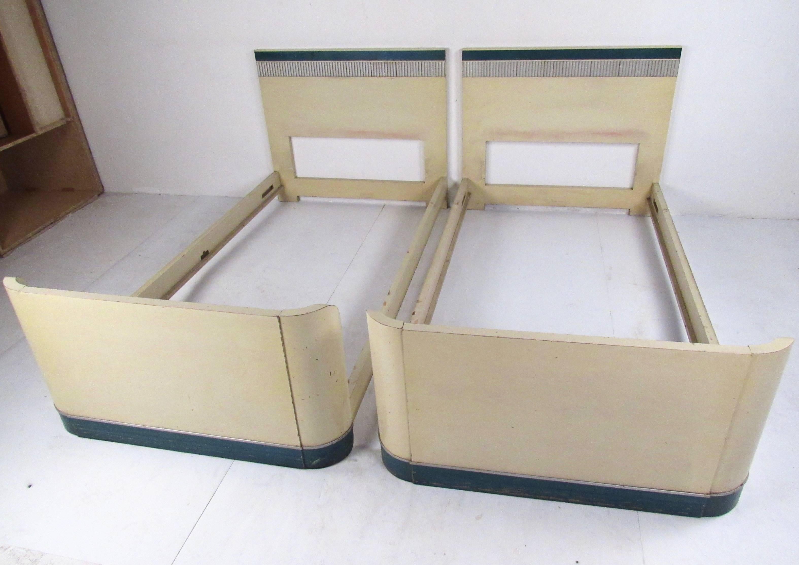 Cette élégante paire de lits jumeaux de style Art Déco de Kittinger présente un design bicolore avec une tête de lit:: un pied de lit et des rails. Paire de lits simples assortis:: parfaite pour une chambre d'enfant ou une maison de vacances::