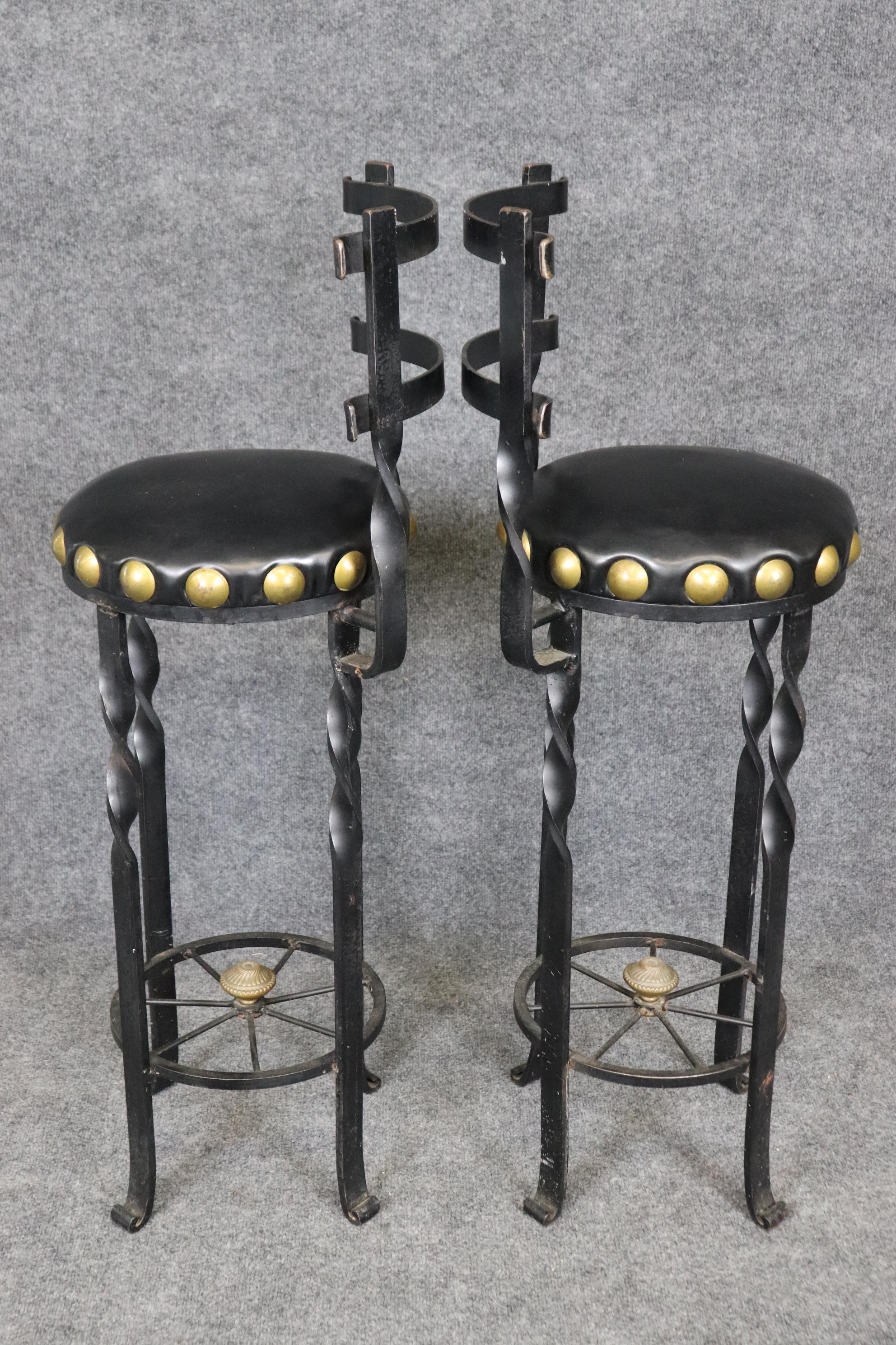 Colonial espagnol Paire de tabourets de bar espagnols vintage torsadés de style Hacienda avec de grandes têtes de clous en laiton en vente