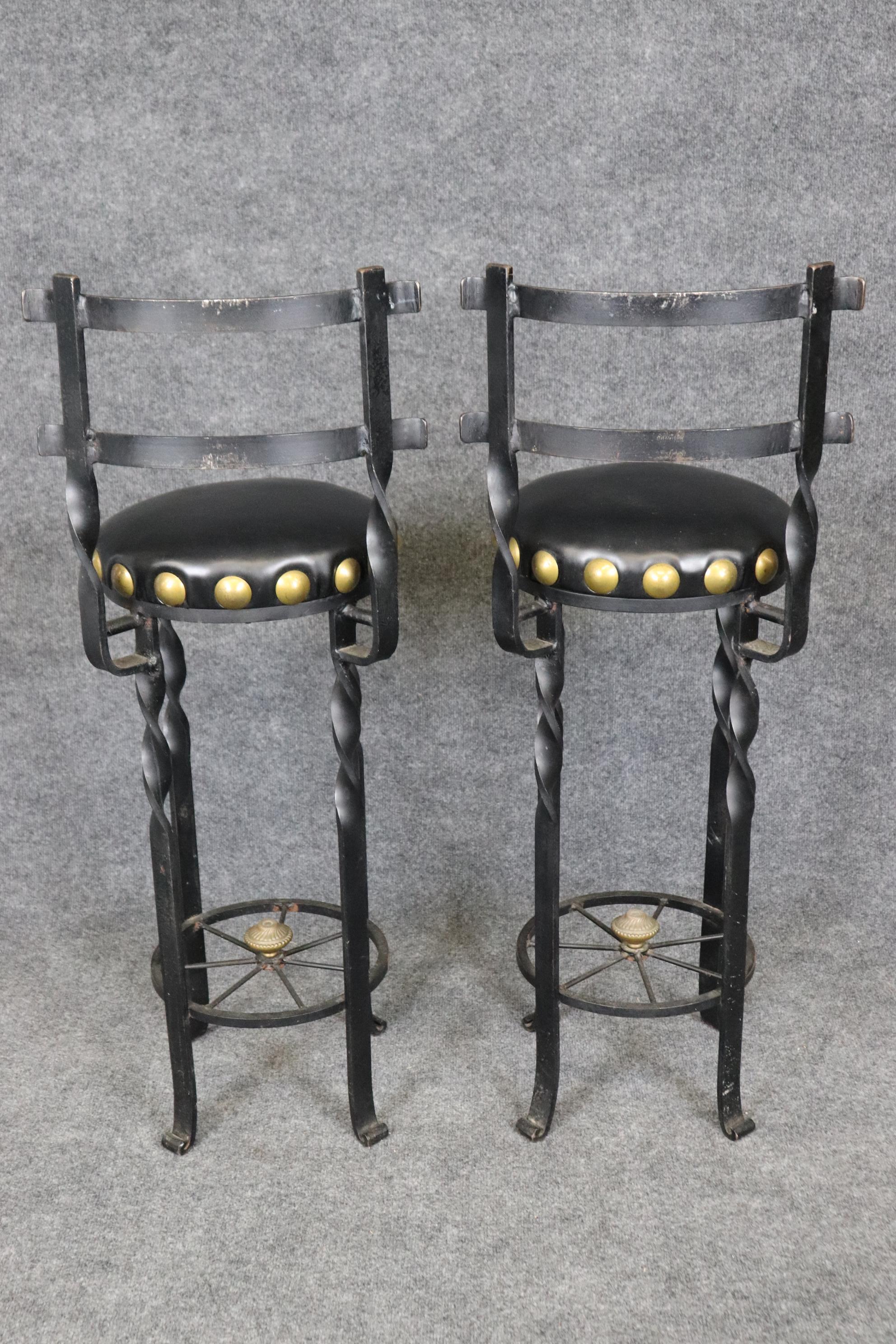 Européen Paire de tabourets de bar espagnols vintage torsadés de style Hacienda avec de grandes têtes de clous en laiton en vente