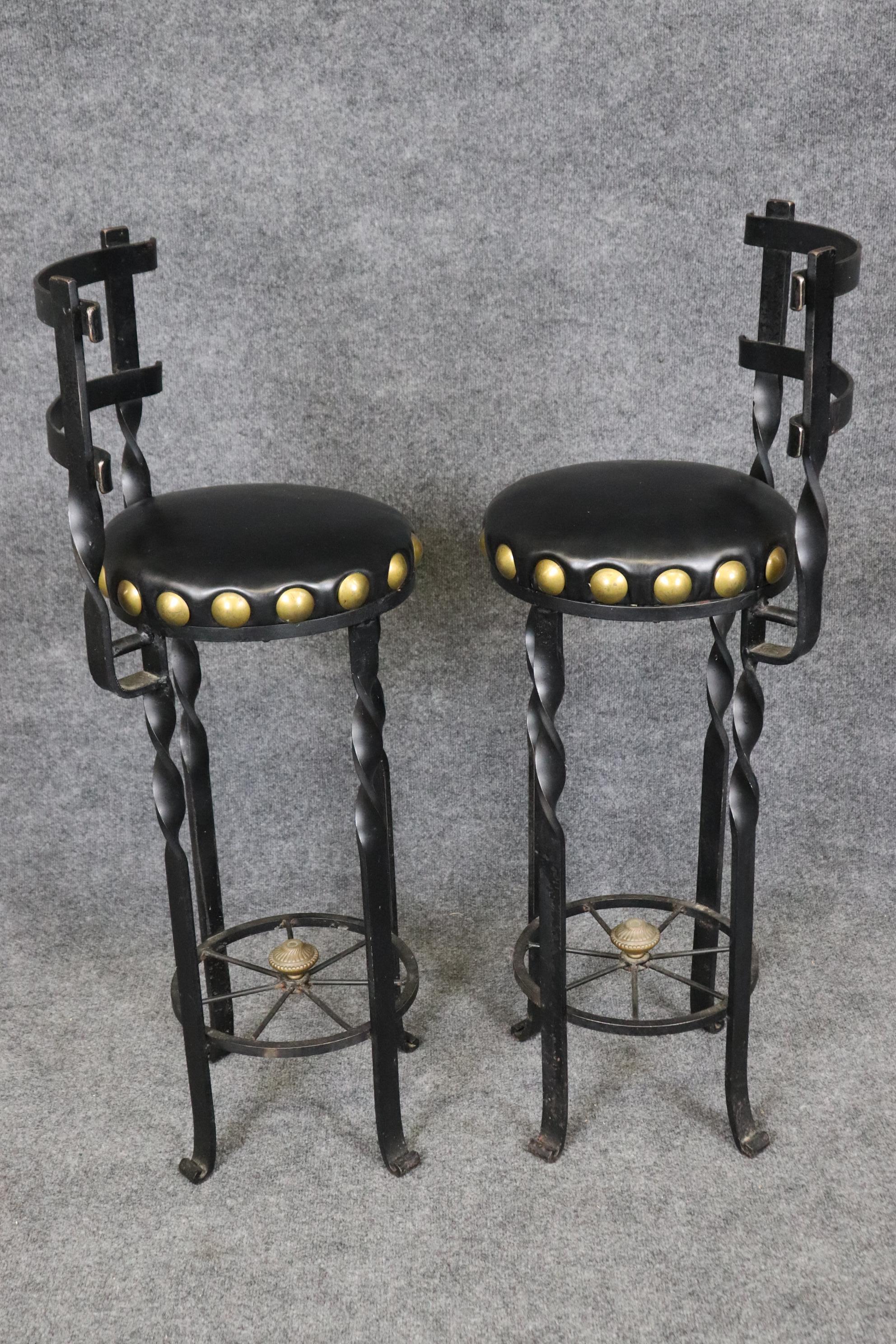 Paire de tabourets de bar espagnols vintage torsadés de style Hacienda avec de grandes têtes de clous en laiton Bon état - En vente à Swedesboro, NJ