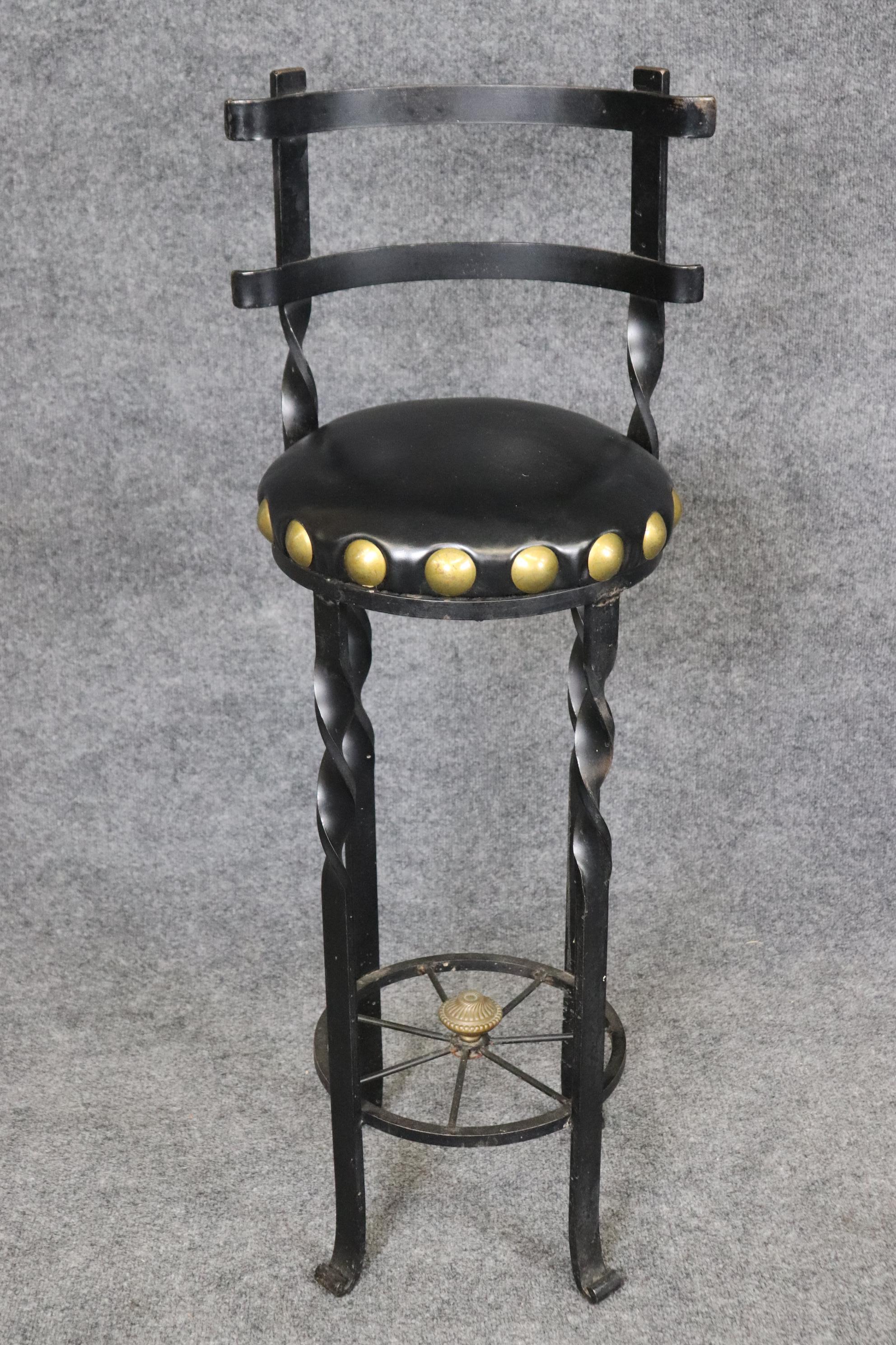 Milieu du XXe siècle Paire de tabourets de bar espagnols vintage torsadés de style Hacienda avec de grandes têtes de clous en laiton en vente