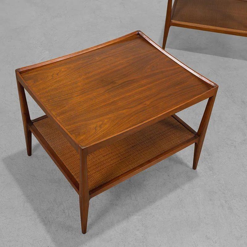Ces tables d'appoint vintage en noyer avec un fond en rotin sont un ajout élégant à toute maison. Fabriquées en noyer de haute qualité, elles respirent la sophistication et l'élégance. Parfaites pour les salons, les salles à manger ou les chambres à
