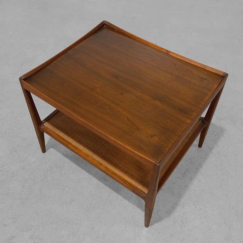 Américain Paire de tables d'appoint vintage en noyer avec fond en canne en vente