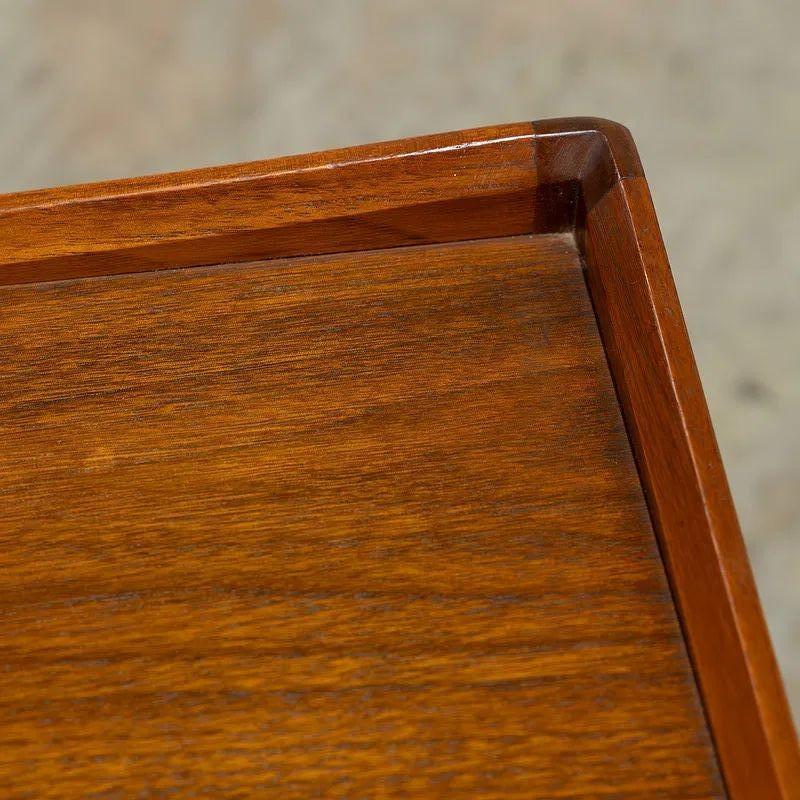 Paire de tables d'appoint vintage en noyer avec fond en canne Bon état - En vente à Dallas, TX