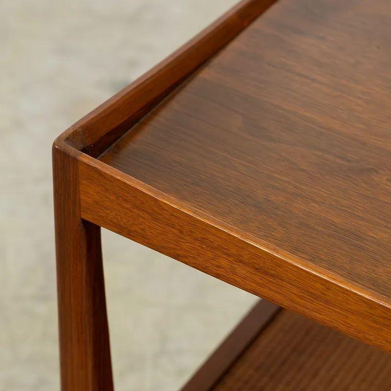 20ième siècle Paire de tables d'appoint vintage en noyer avec fond en canne en vente
