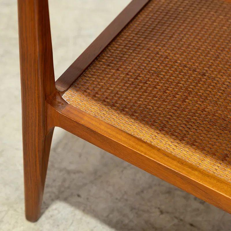 Canne Paire de tables d'appoint vintage en noyer avec fond en canne en vente