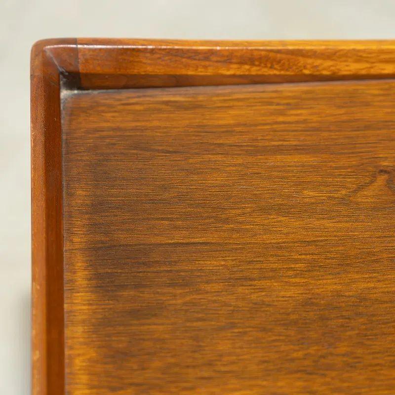 Paire de tables d'appoint vintage en noyer avec fond en canne en vente 2