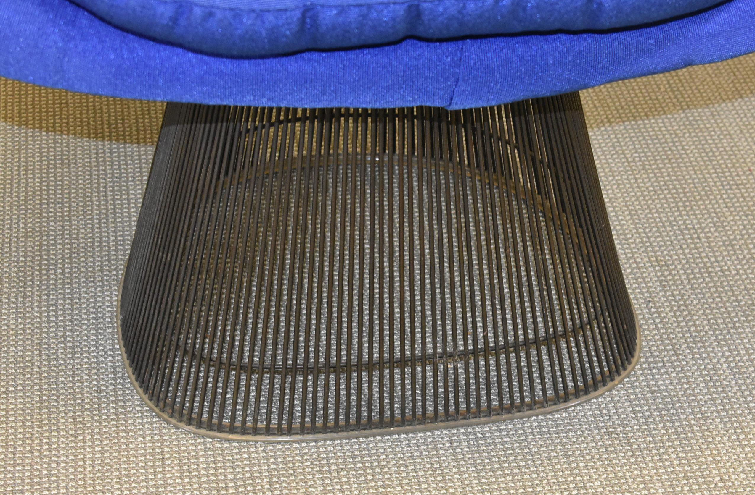 Paar Vintage-Stühle von Warren Platner für Knoll. Bronzefarbener Sockel. Alte Bergungsarbeiten in sehr gutem Zustand mit geringen Gebrauchsspuren. 36