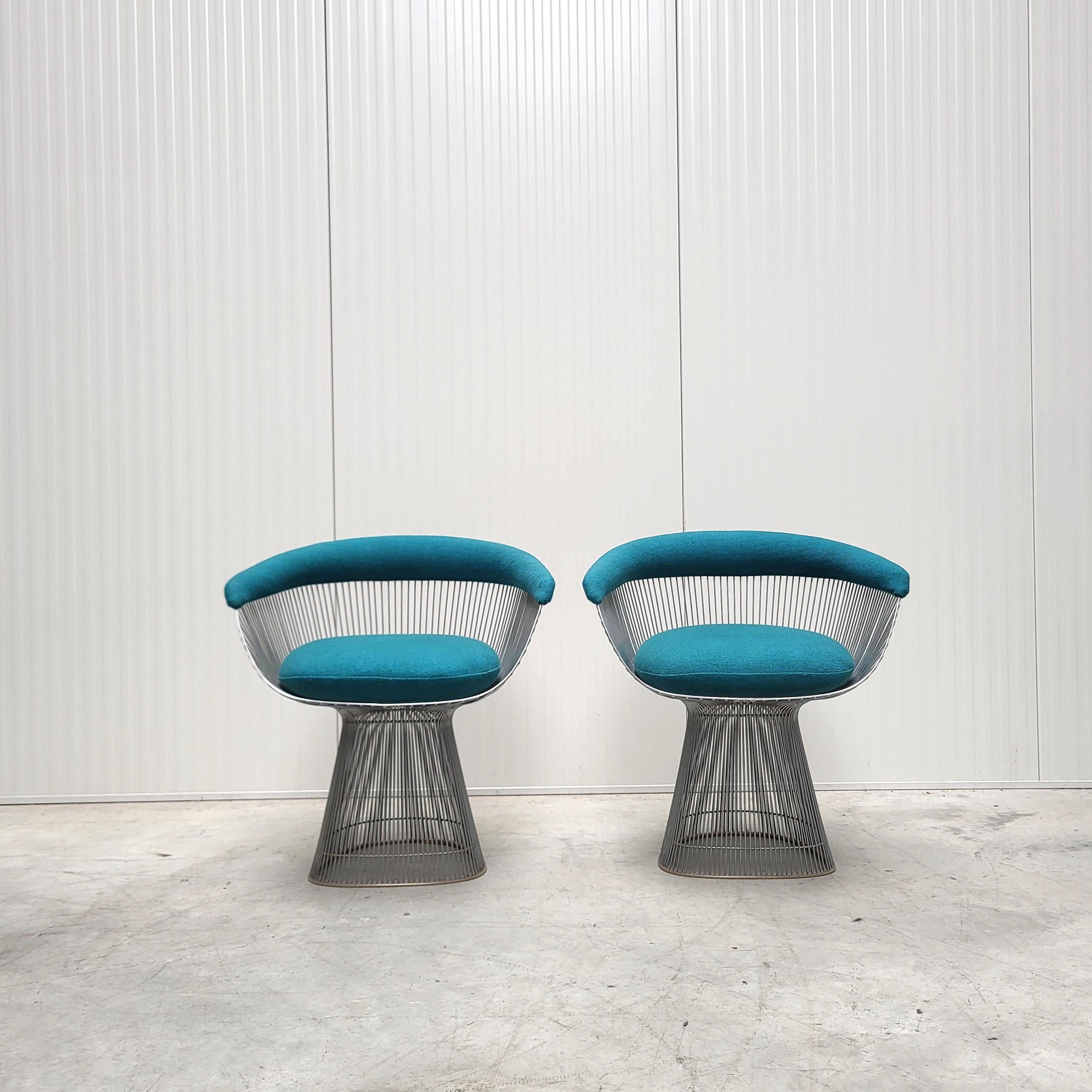 Beeindruckendes Paar türkisfarbener Beistellsessel von Warren Platner für Knoll. 

Diese bahnbrechenden Sessel wurden in den 1960er Jahren von Warren Platner entworfen und in den 1980er Jahren von Knoll produziert. Dieser Klassiker aus der Mitte des