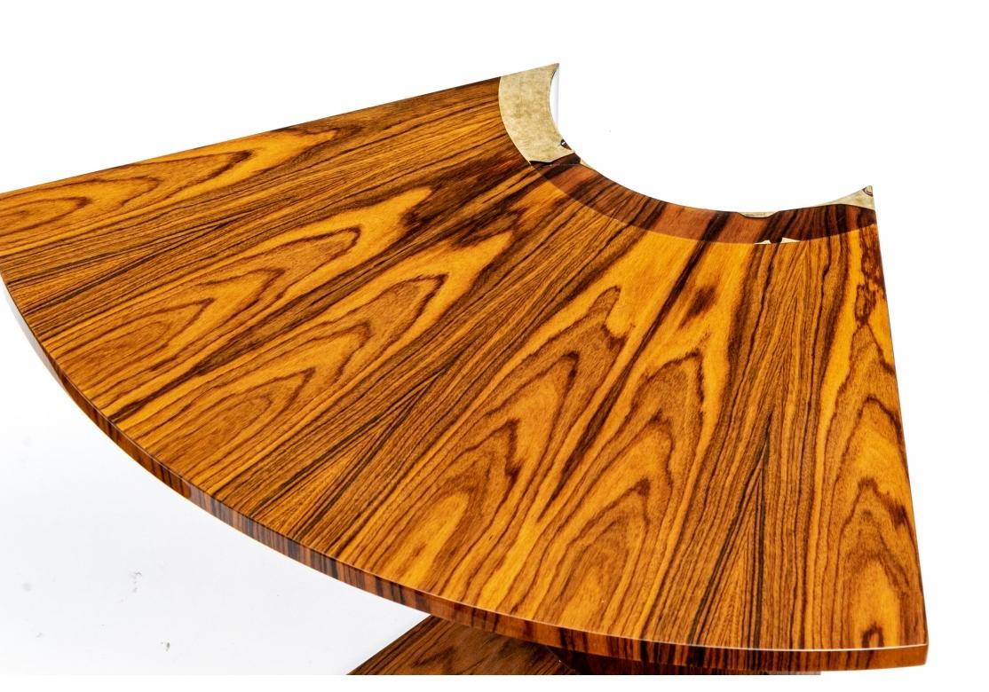 Madera laminada con tableros en forma de abanico y bandas de plástico dorado en los respaldos curvados. Los soportes curvos están montados sobre bases perfiladas. 

H. 18 1/4