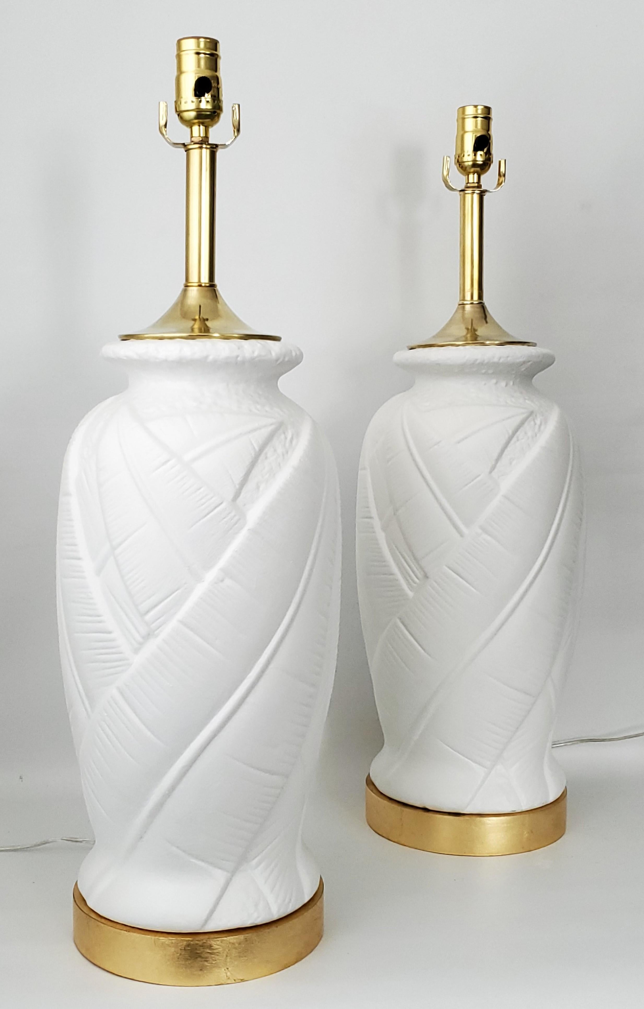 Paar weiße Vintage-Tischlampen aus Gips mit Palmblattmuster und Vintage-Trommellampenschirmen (Vergoldet) im Angebot