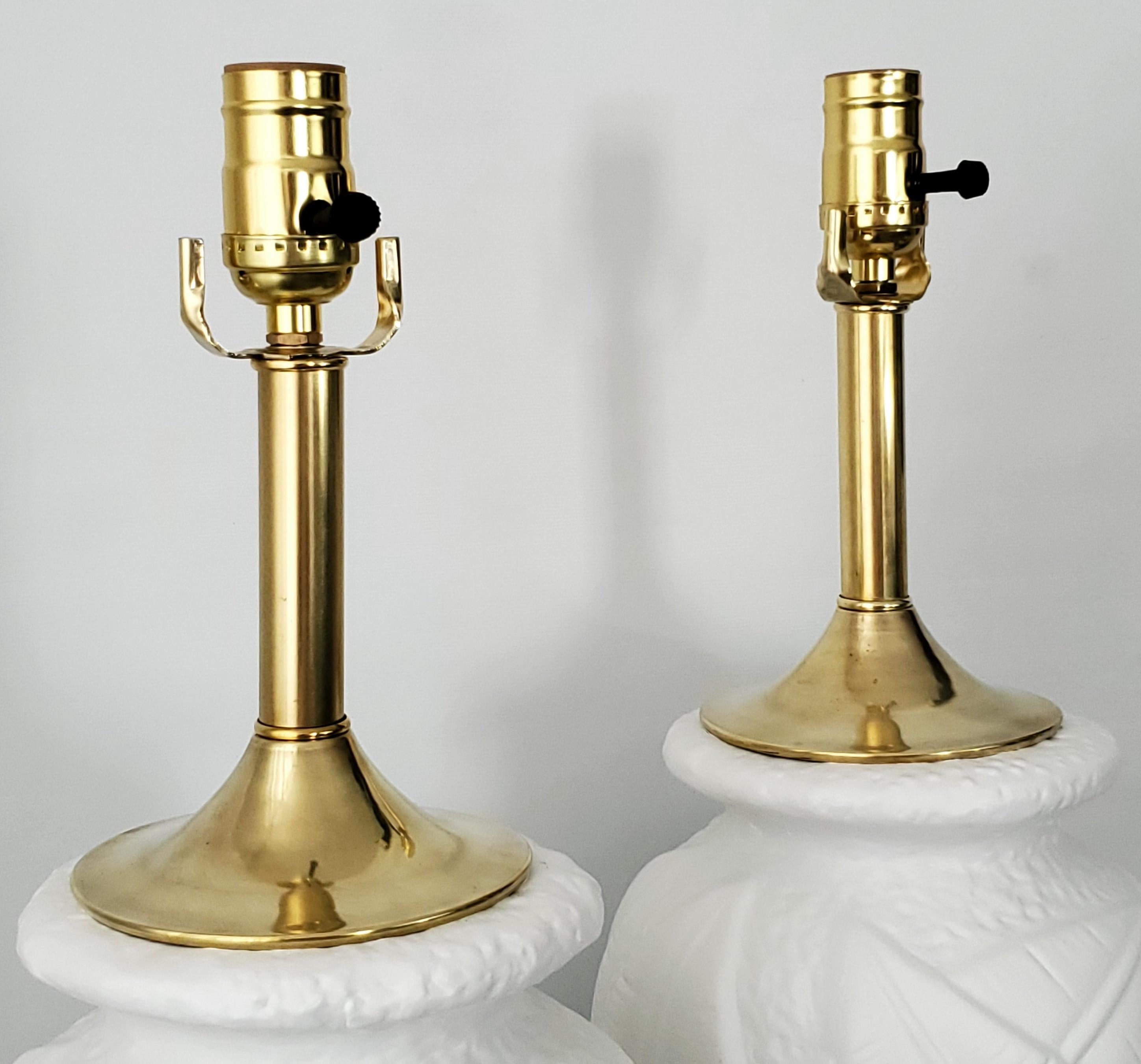 Paar weiße Vintage-Tischlampen aus Gips mit Palmblattmuster und Vintage-Trommellampenschirmen (20. Jahrhundert) im Angebot