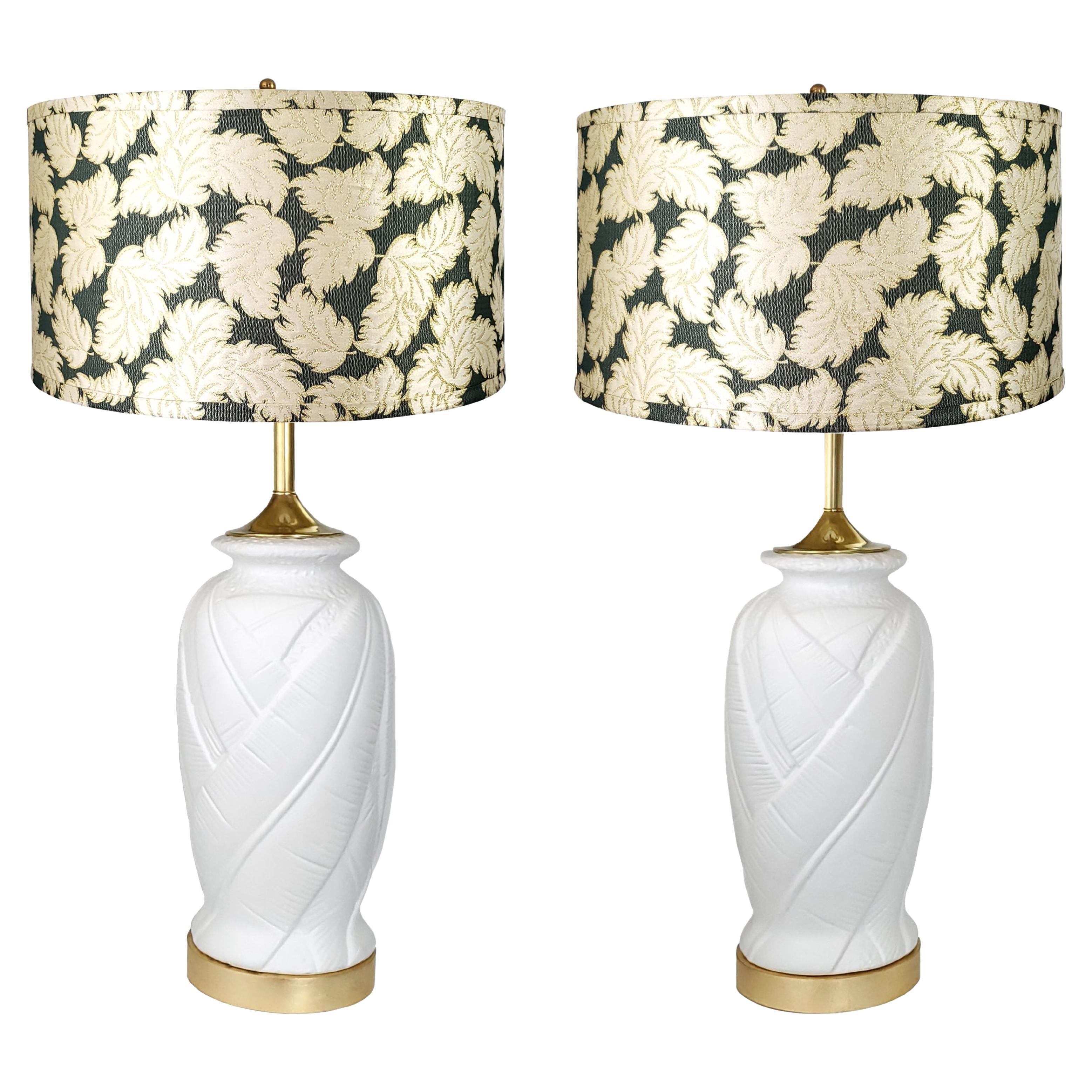 Paar weiße Vintage-Tischlampen aus Gips mit Palmblattmuster und Vintage-Trommellampenschirmen im Angebot