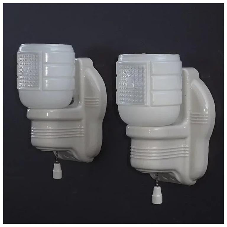 Prix par paire 
Luminaires muraux en porcelaine blanche des années 1930 avec abat-jour en verre d'époque, signés Whiting. Ces appliques anciennes en porcelaine sont très semblables à ce qu'elles étaient au premier jour, en excellent état, sauf que