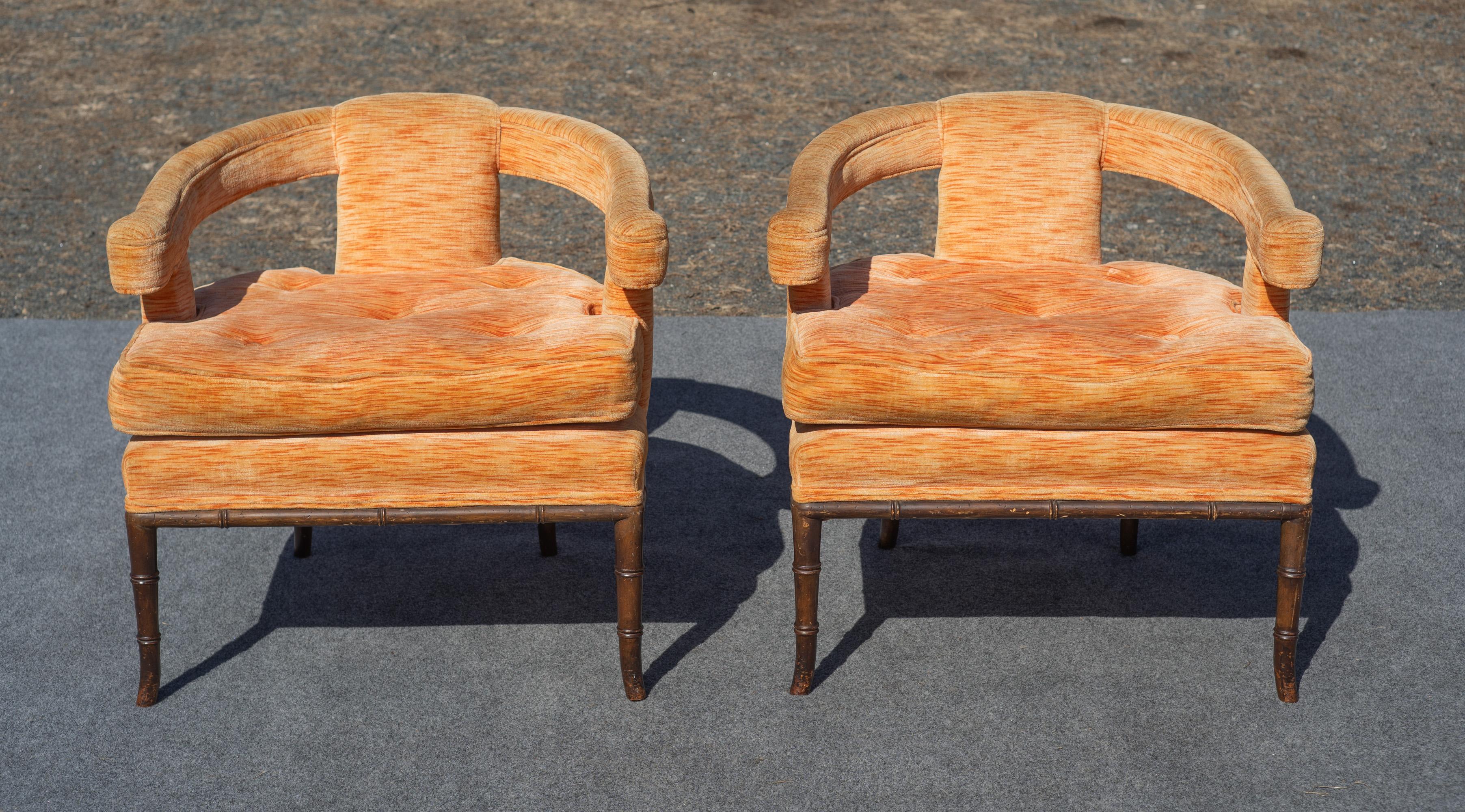 Estas fantásticas tumbonas tienen el estilo de T.H. Robsjohn Gibbings, fabricado en EE.UU. hacia la década de 1950. Con armazones de madera dura tallada en imitación de bambú, son robustas y resistentes, ya que cada silla pesa aproximadamente 45