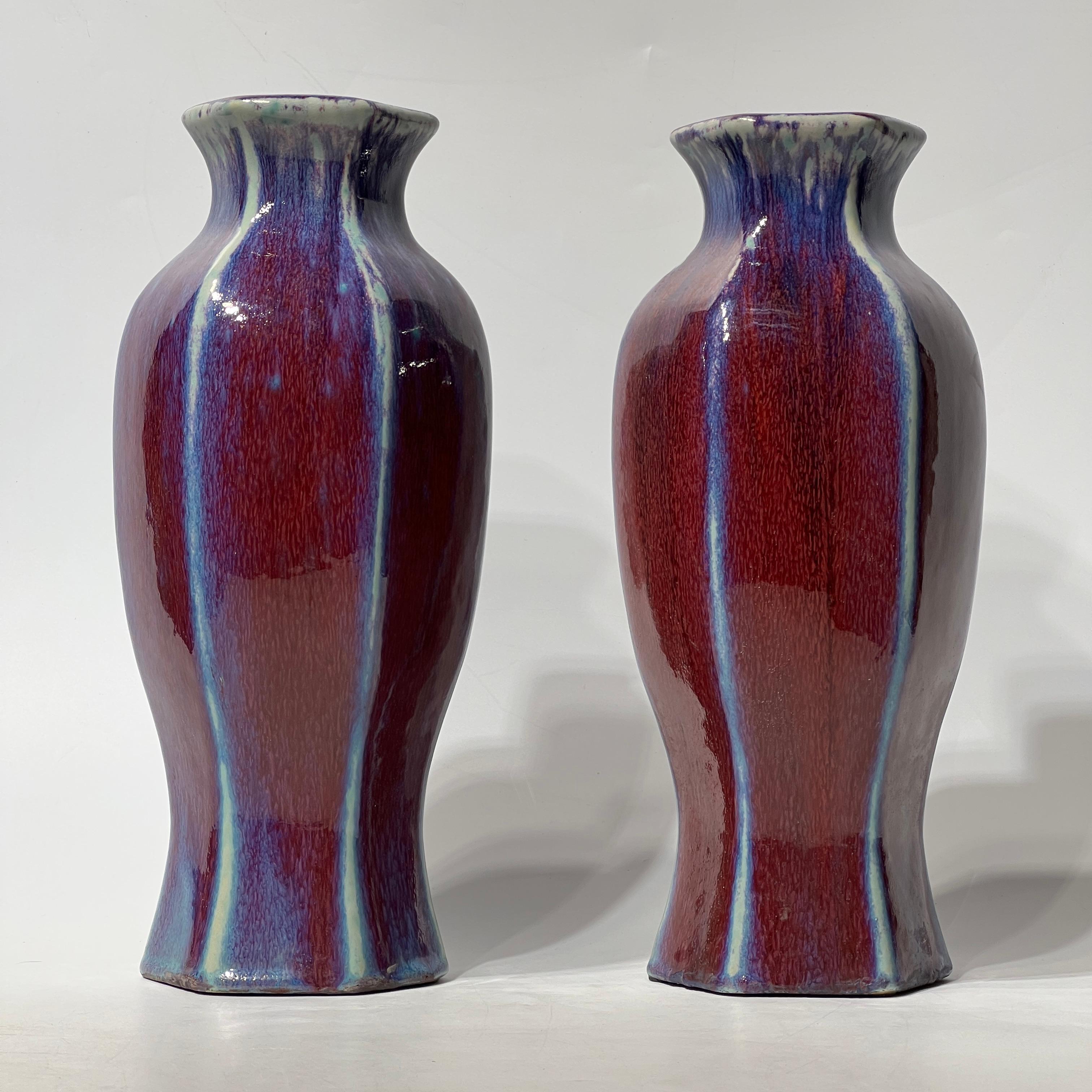 Coppia di cinesini d'epoca  vasi in ceramica di forma esagonale con una bella smaltatura viola flambe.  Ciascuna è alta 13 pollici e mezzo ed è in buone condizioni.