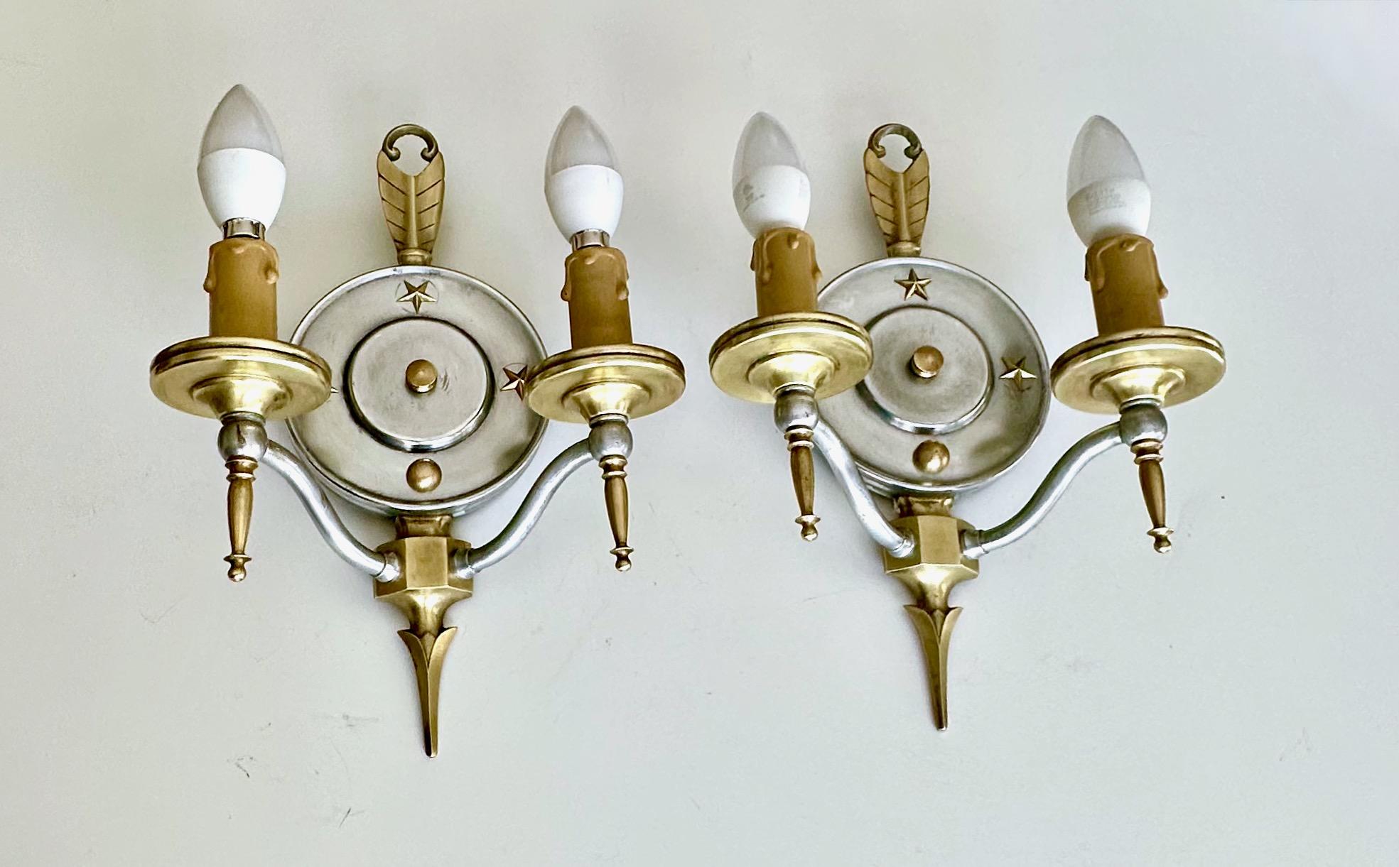 Milieu du XXe siècle Paire d'appliques murales anciennes Virden Empire Arrow & Star en vente