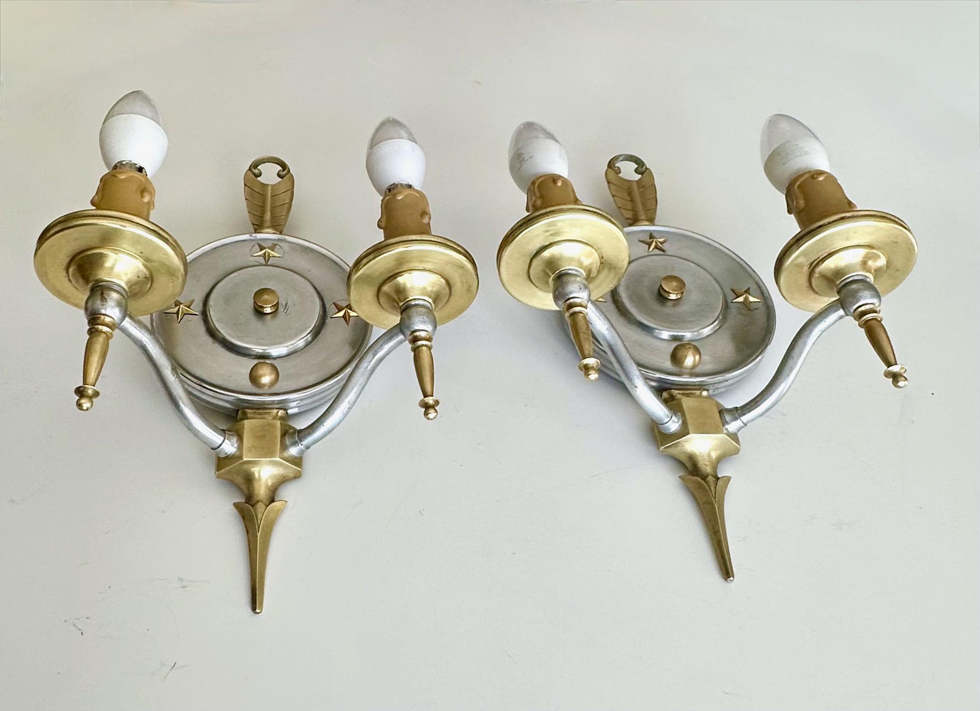 Laiton Paire d'appliques murales anciennes Virden Empire Arrow & Star en vente