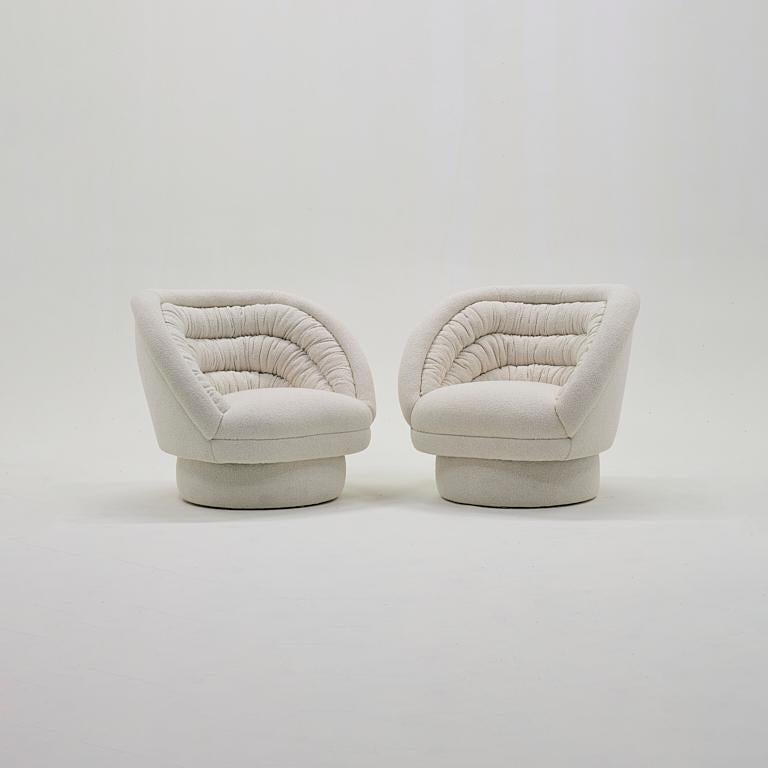 Pair Vladimir Kagan Crescent Chairs. White Boucle, 1970.  Beautiful Condition In Good Condition For Sale In Kansas City, MO