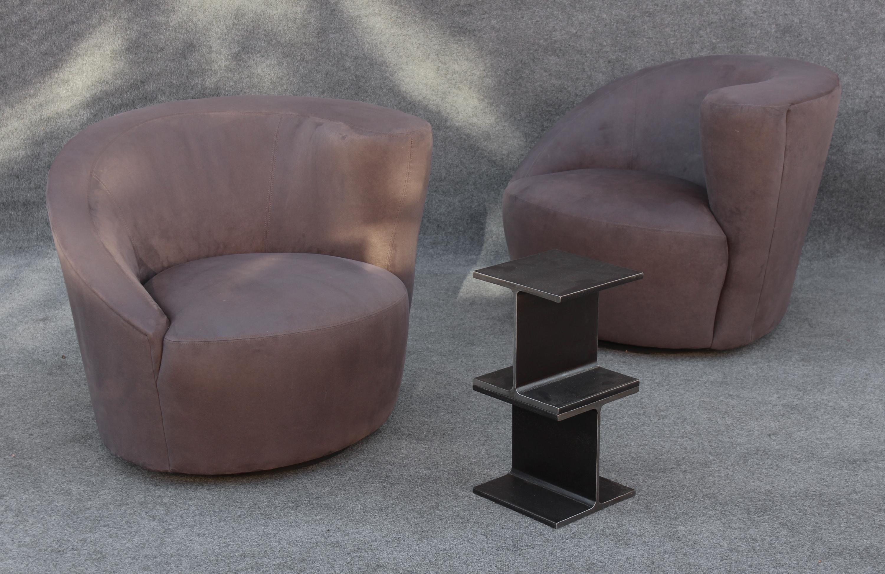 Conçue par Vladimir Kagan pour le prestigieux fabricant Directional, cette paire de chaises identiques, non symétriques, est rare et exclusive. Leur design distinct et organique se caractérise par une forme incurvée, semblable à une coquille, faite