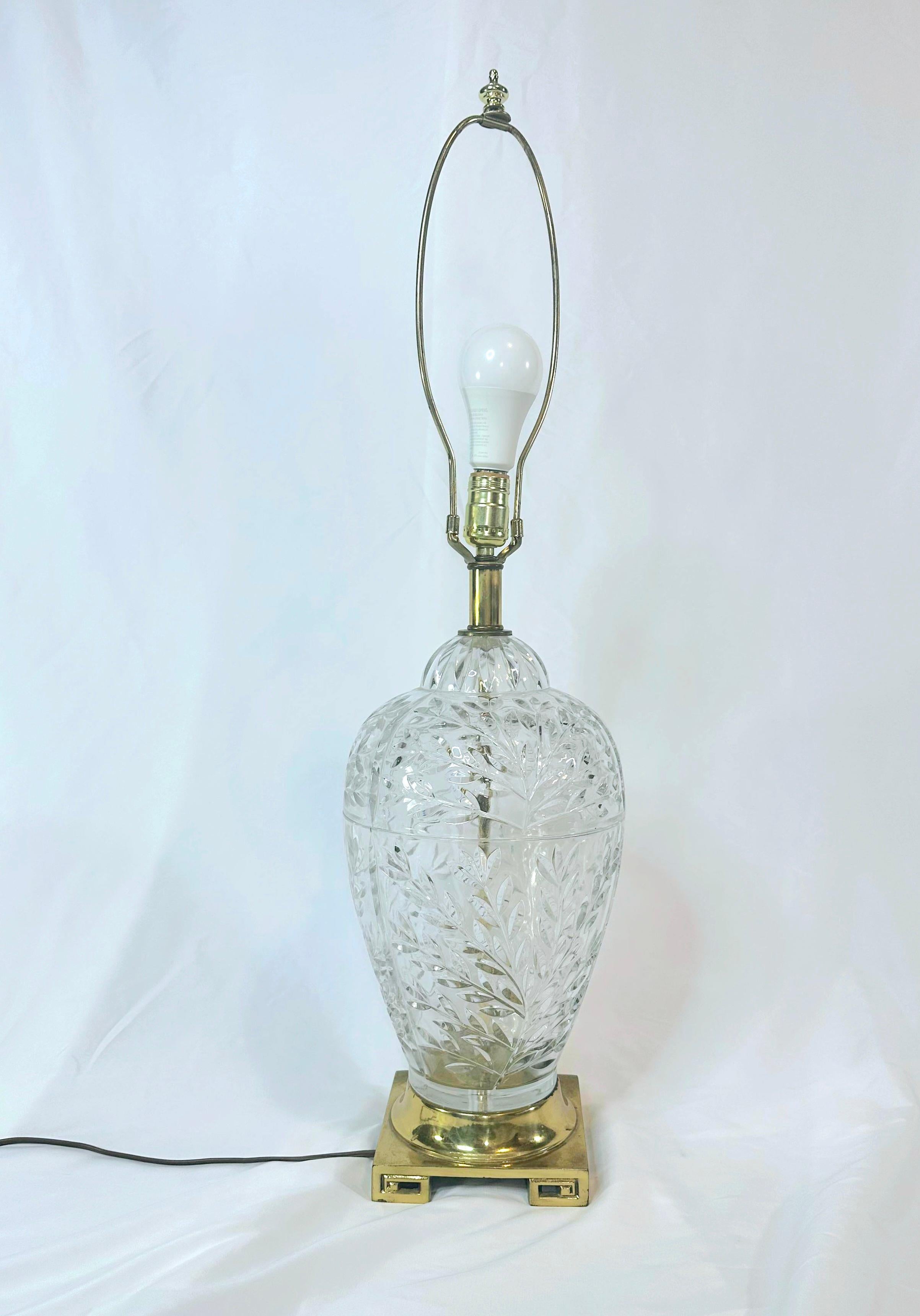 Paar Vtg Französisch Stil geschliffenem Kristallglas Bulbous Tischlampen Messing griechischen Schlüssel Basis im Angebot 9