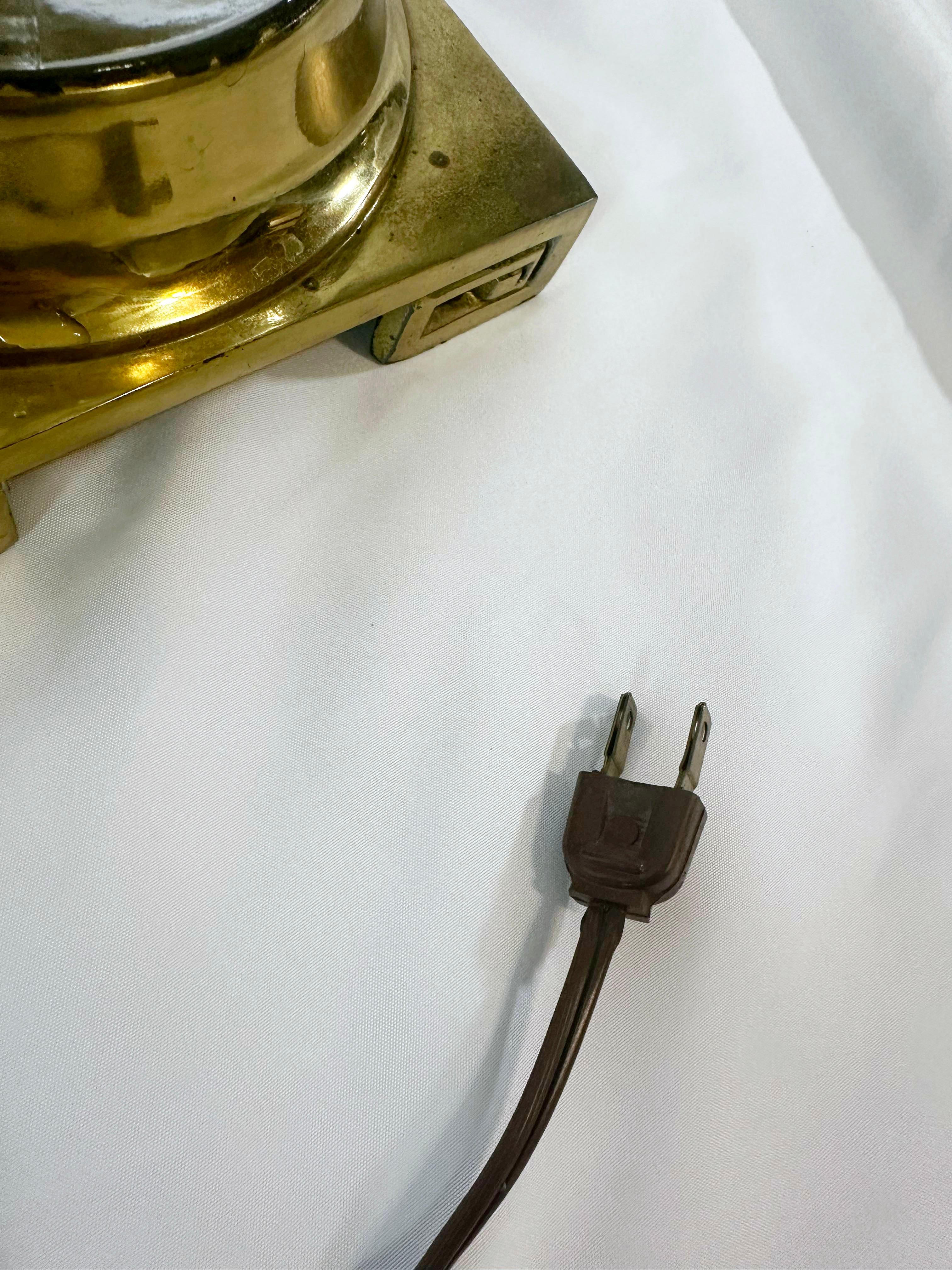 Paar Vtg Französisch Stil geschliffenem Kristallglas Bulbous Tischlampen Messing griechischen Schlüssel Basis (20. Jahrhundert) im Angebot