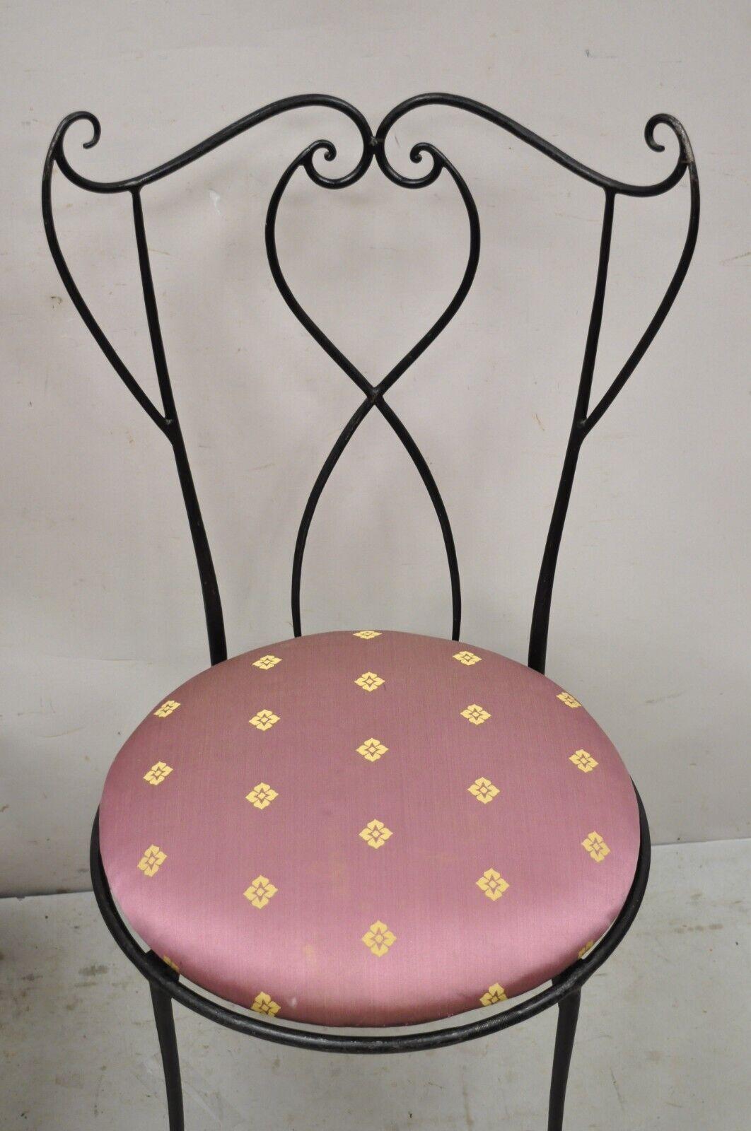 Mid-Century Modern Paire de chaises d'appoint à volutes en fer forgé de style Salterini, mi-siècle moderne en vente