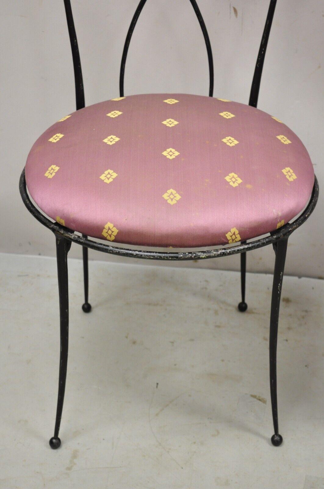 20ième siècle Paire de chaises d'appoint à volutes en fer forgé de style Salterini, mi-siècle moderne en vente