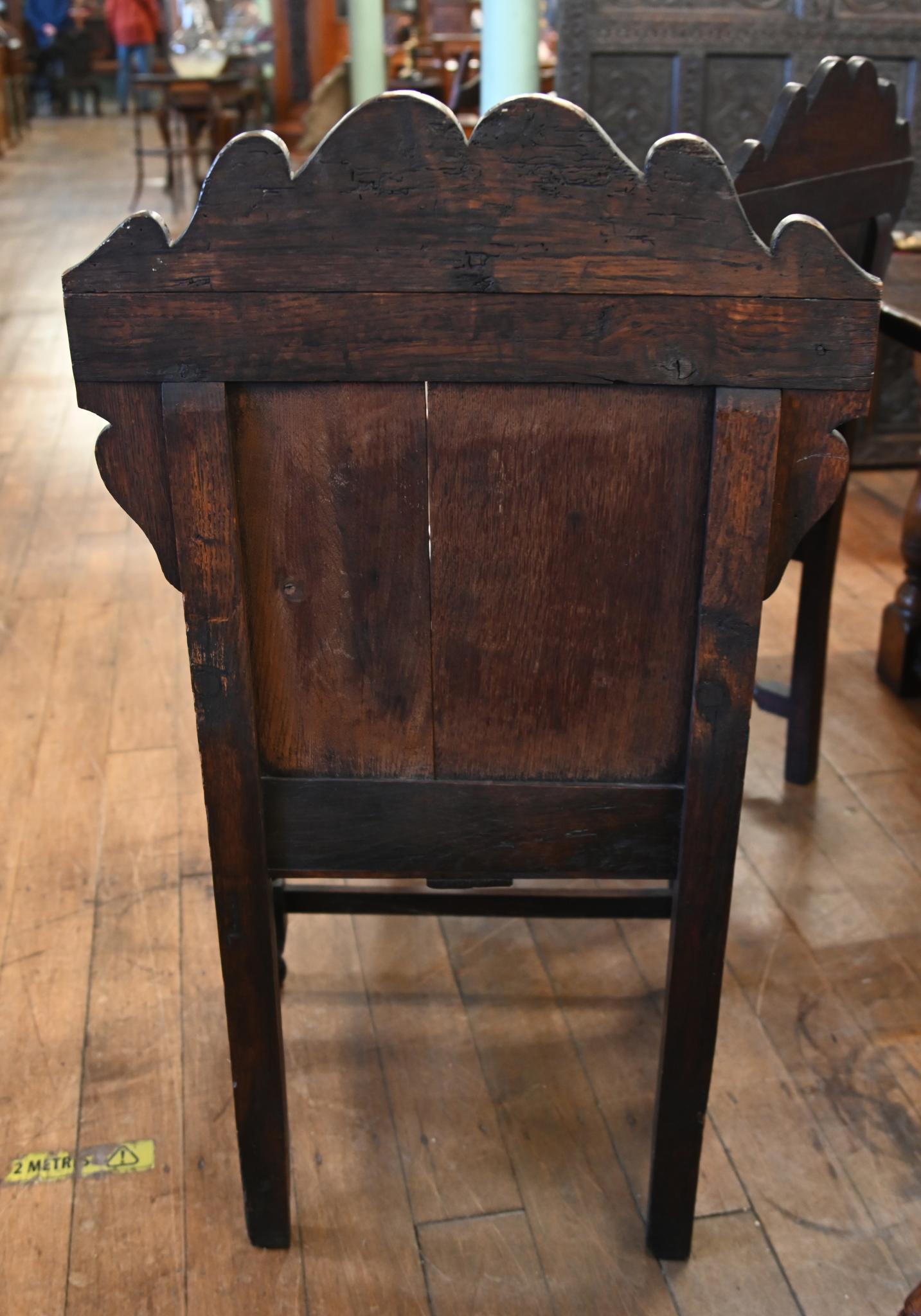 Paar Wainscot-Stühle aus geschnitzter Eiche, viktorianisch 1840 im Zustand „Gut“ im Angebot in Potters Bar, GB