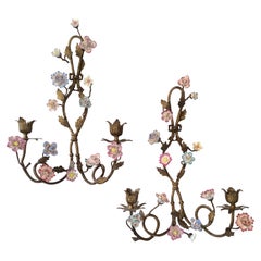 Paire d'appliques murales, appliques murales, fleurs en bronze et porcelaine, France, années 1900