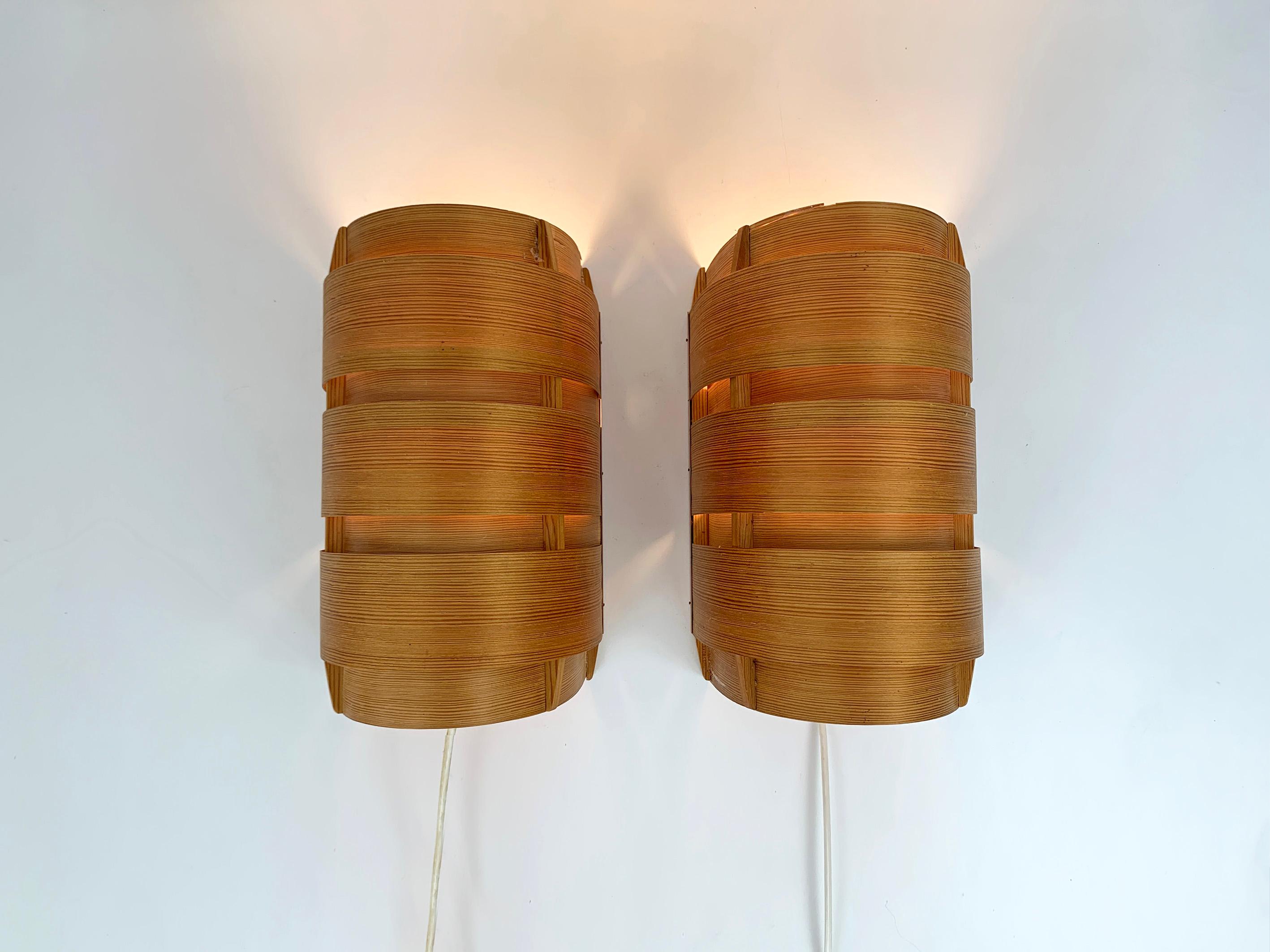 Scandinave moderne Paire d'appliques V-155 en pin par Hans-Agne Jakobsson pour AB Markaryd, années 1960 en vente