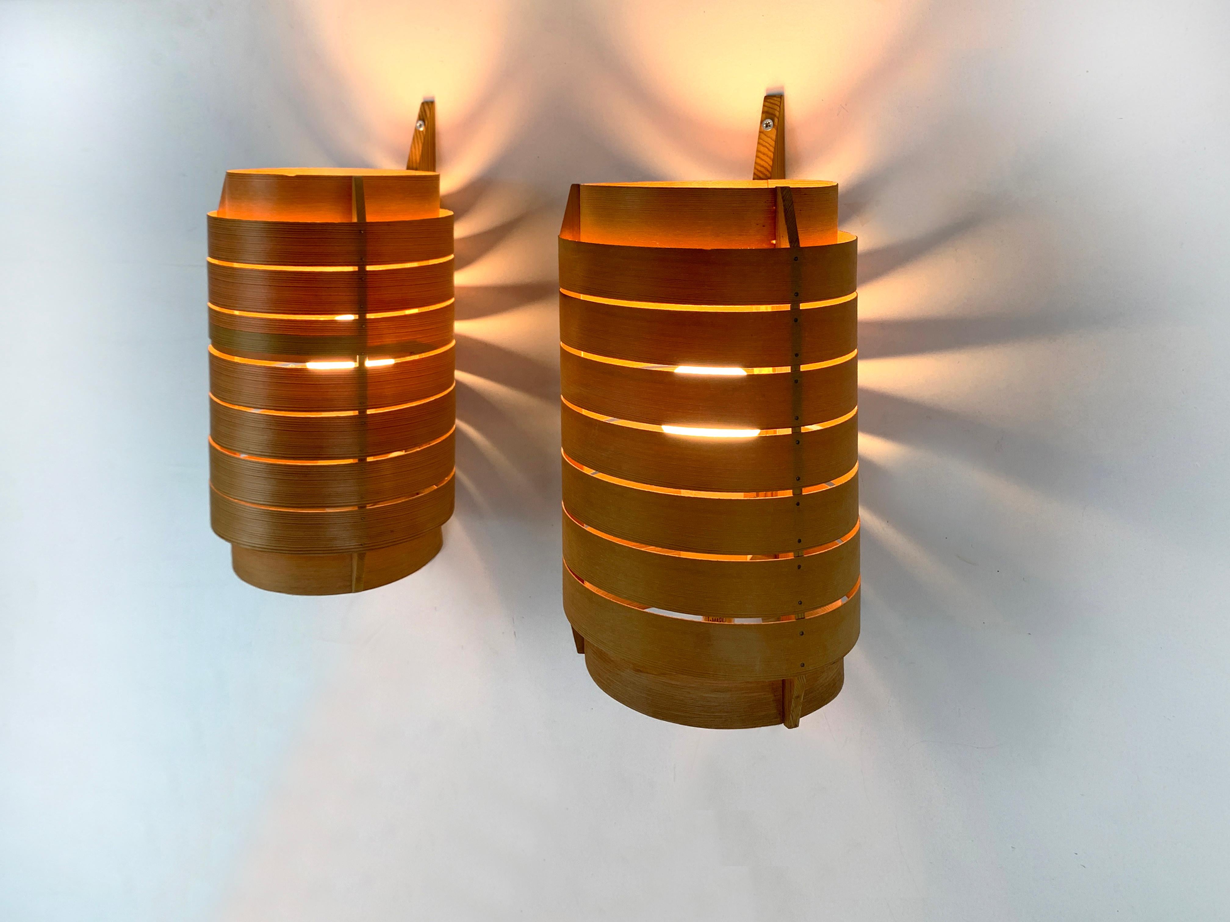 Pareja de Apliques de chapa de pino modelo V156 de Hans-Agne Jakobsson. Fabricado por AB Ellysett en Suecia.

Los apliques están compuestos por listones de chapa de pino, doblados en forma de anillo y fijados sobre una base de madera de pino. 

Las