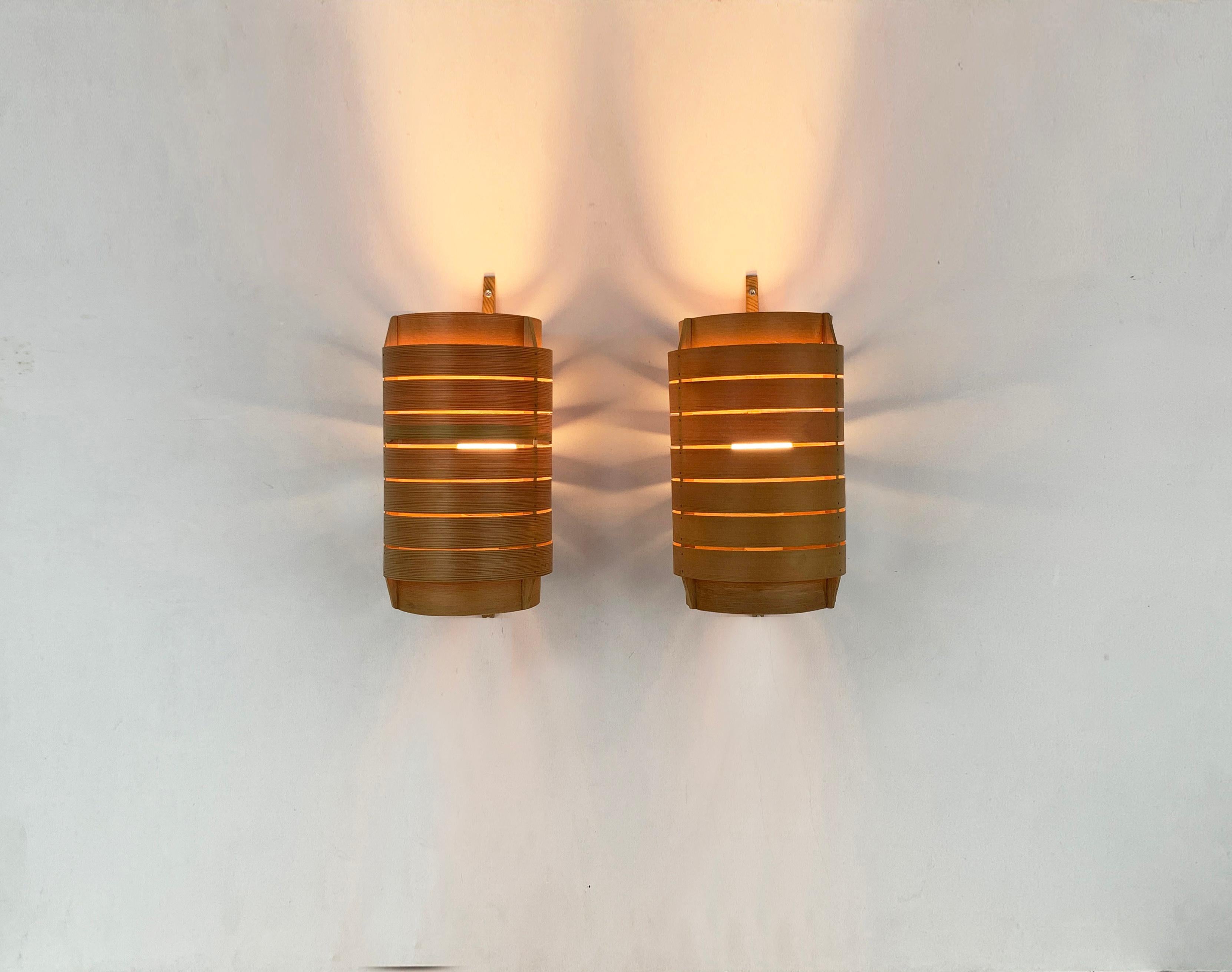 Pareja de apliques V-156 de madera de pino de Hans-Agne Jakobsson para AB Markaryd, años 60 Escandinavo moderno en venta