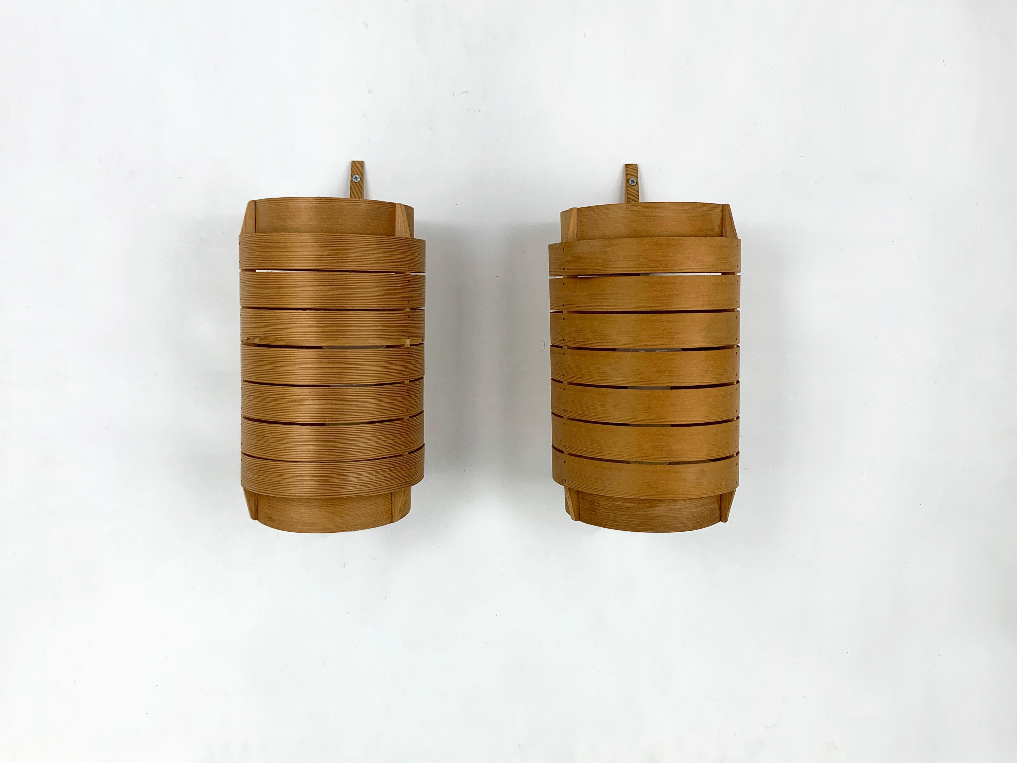 Pareja de apliques V-156 de madera de pino de Hans-Agne Jakobsson para AB Markaryd, años 60 en Bueno estado para la venta en Vorst, BE